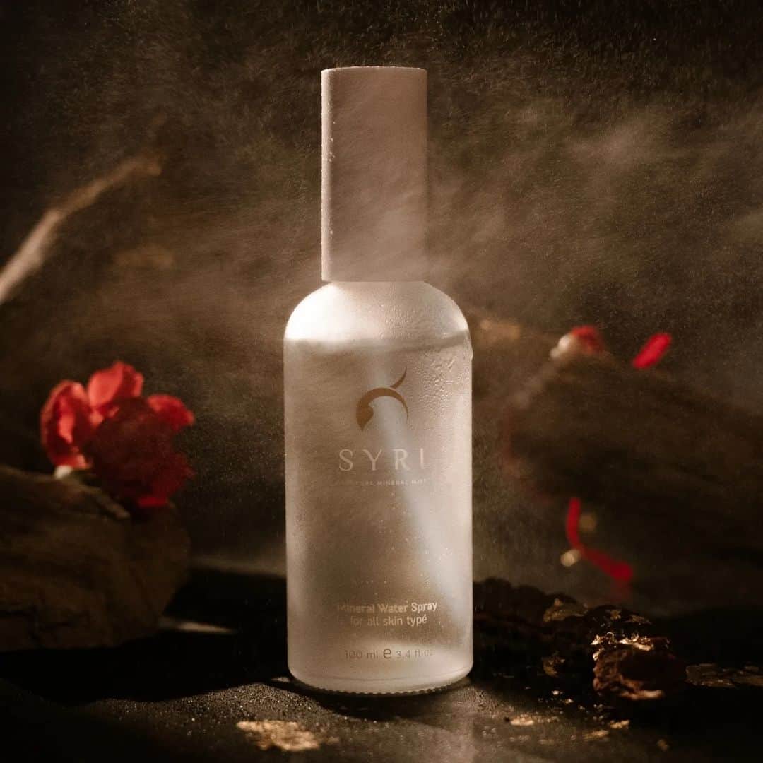CeCi Thailandのインスタグラム：「เติมความเฟรชให้ผิว! SYRI Bio Pure Mineral Mist    สเปรย์น้ำแร่สำหรับผิวหน้าและผิวกาย ด้วยน้ำแร่จากแหล่งธรรมชาติ ภูโคลน จังหวัดแม่ฮ่องสอน ที่อุดมด้วยวิตามินและแร่ธาตุคุณภาพเทียบเท่าระดับโลก ผสานกับน้ำส้มป่อยสกัดจากฝักส้มป่อม ที่เก็บเกี่ยวในคืนวันเพ็ญเดือน 5 จึงช่วยฟื้นบำรุงผิวพรรณให้ชุ่มชื้นและปรับสภาพผิวชั้นนอก อันอ่อนล้าขาดความชุ่มชื้นหลังเผชิญกับมลภาวะให้กลับมาดูสดชื่น  ใช้ได้ทั้งขั้นตอนการบำรุงผิว เตรียมผิวก่อนแต่งหน้า และเติมความชุ่มชื้นระหว่างวัน   #SYRICosme  #สเปรย์น้ำแร่」