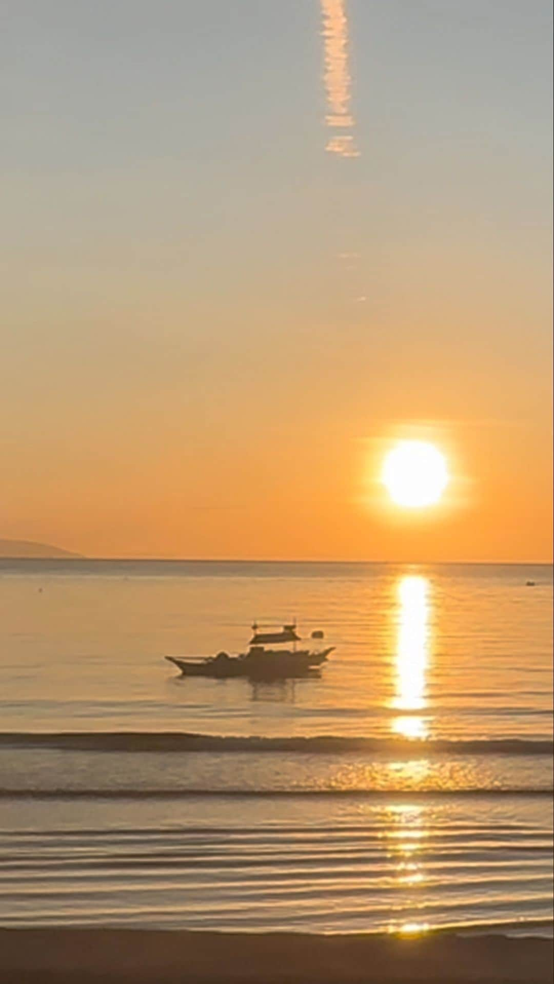 黒木桃子のインスタグラム：「朝日🌅  お仲間達とバイバイし、まだ暗い時間からセブの南エリアを目指して出発。  道すがら、美しい朝日が✨  子供の頃から、音楽を聴きながら景色を眺めるのが大好きだよねぇ、としみじみ😊🚗  今まで出会ってきた、ちょっとした美しい光景、場や人や事が宝物だし、全ての経験引っくるめた今の自分の感覚自体がとても大切🎁  凪の海と太陽って本当綺麗だな〜天国かな？🥺😇  ジョリビー片手に眠い目を擦って撮影w  はてさて…どこに向かって行ったでしょうか！  #朝日 #朝日パワー #凪 #海 #セブ #ひとり旅 #ソロ旅 #もも旅 #sunrise #cebuisland #islandvibes #solotravel #philippines #iphone14pro」