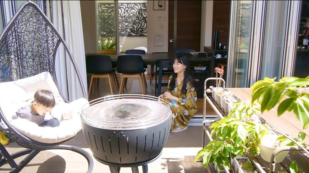 橋本奈実のインスタグラム：「今日はGWに家族呼んで、おうちBBQした日と、美容室にいって、ヘアカラーした日の2Day Vlogを18:00にYouTubeアップします🩵 見てください😙」