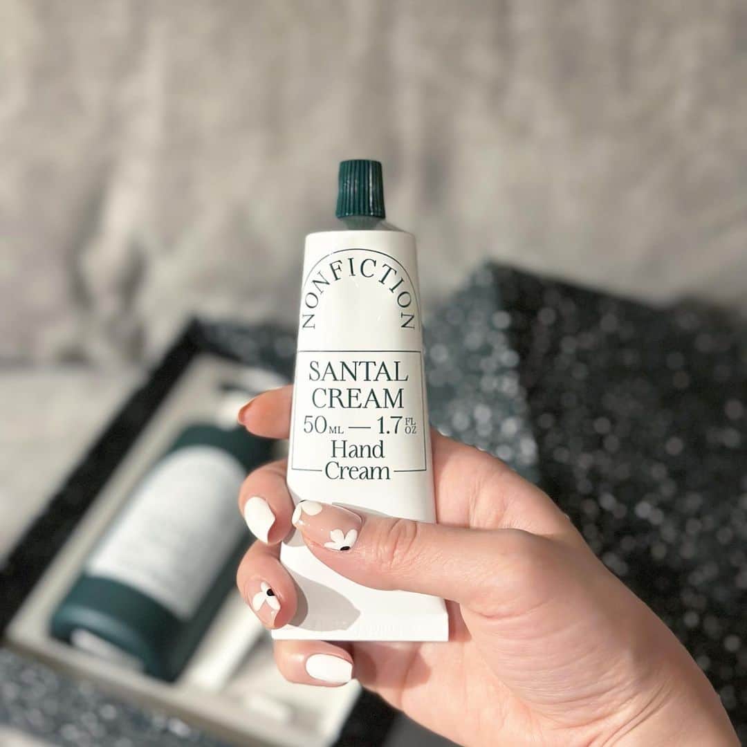 藤川沙弥のインスタグラム：「☁️🤍  最近使ってるNONFICTIONのhand cream🍃 落ち着く香り💭 ハンドもフットも白な気分🤍 クリアベースのお花かわいすぎる…✿ どちらもお気に入り𓂃𓈒𓏸 @menail1201 さんで 同時施術だから早くて助かるの💅🏻🥹」
