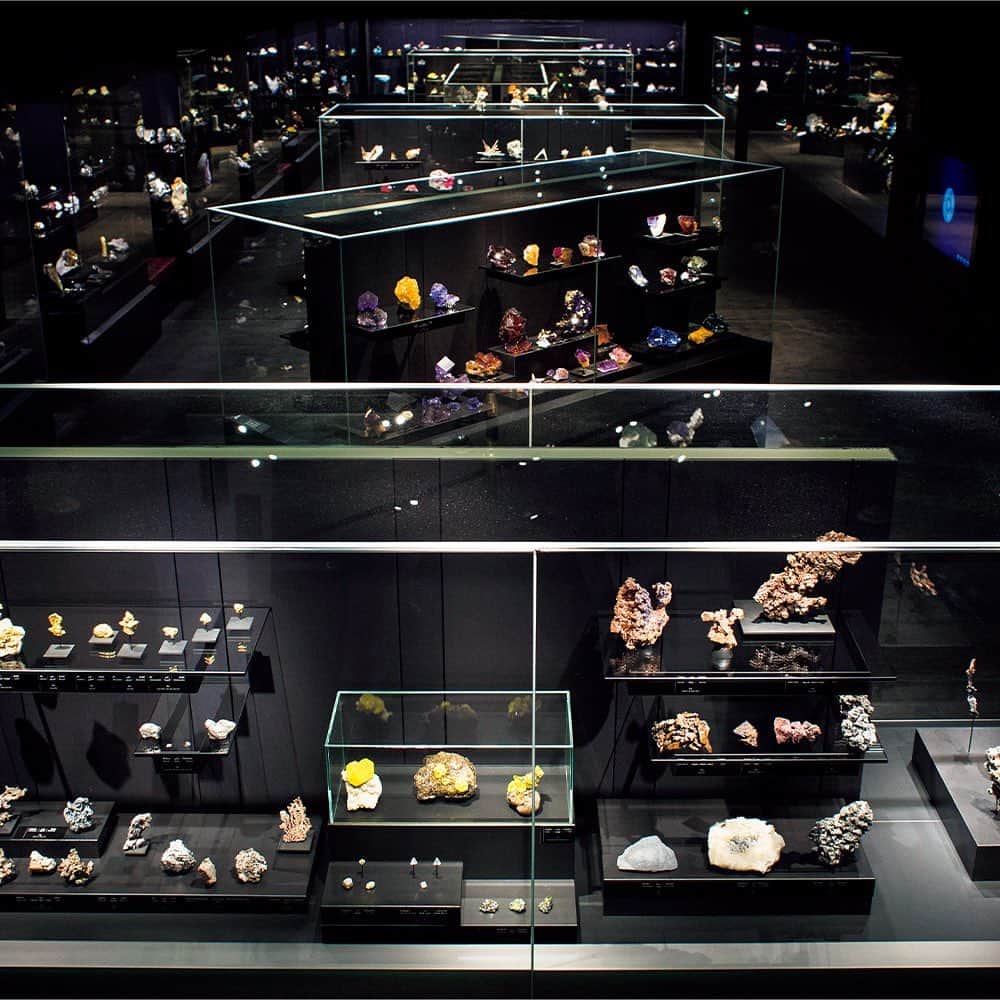 ブルータスさんのインスタグラム写真 - (ブルータスInstagram)「ファインミネラルの博物館が、レバノンにあった！  鉱物博物館といえば、サイエンス的に貴重な標本が並ぶところが多い。ところが、標本の「美しさ」に特化して選び抜かれたファインミネラル専門の博物館が、なんと中東レバノンに。 謎に満ちたこのミュージアムの実態を探るべく、オーナーのサリム氏に話を聞いた。  #BRUTUS #ブルータス #鉱物 #石 #ファインミネラル #雑誌 #fineminerals #minerals #bizarre #magazine」5月21日 21時00分 - brutusmag