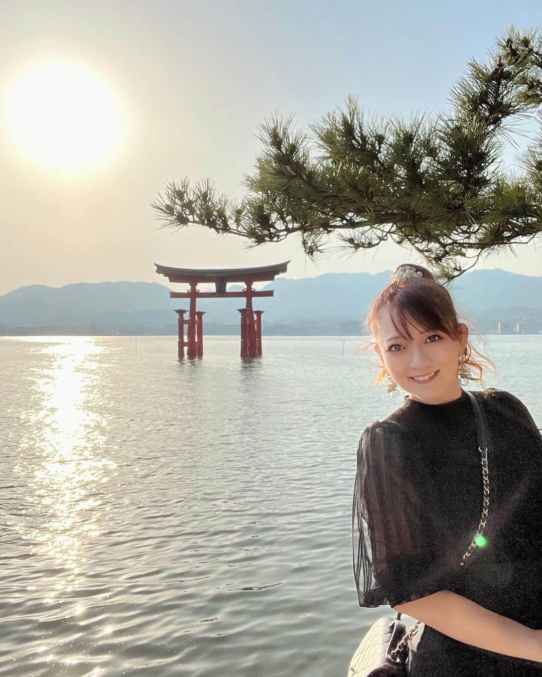 大河内美紗さんのインスタグラム写真 - (大河内美紗Instagram)「G7広島サミット開催目前の広島へ✈️宮島で日本三景達成❣️潮の満ち引きで表情が変わり時間毎で楽しめました🌊鹿ちゃん可愛すぎた🦌平和記念公園と原爆資料館へ✨世界中からたくさんの方が訪れ、歴史と向き合う姿に関心の高さを改めて感じることができました。この時期に広島でG7サミットが開催されるのは大変意味のあることで素晴らしいです🇯🇵✨開催中は島や平和記念公園は立ち入りができなくなり厳戒態勢が続きます。音楽と向き合いながら過ごせている日常に感謝し、世界の平和を心より祈るばかりです🌎🕊️ #広島 #g7 #厳島神社 #宮島 #hiroshima #民謡 #民謡旅 #平和記念公園 #japan」5月19日 14時56分 - misa_okochi