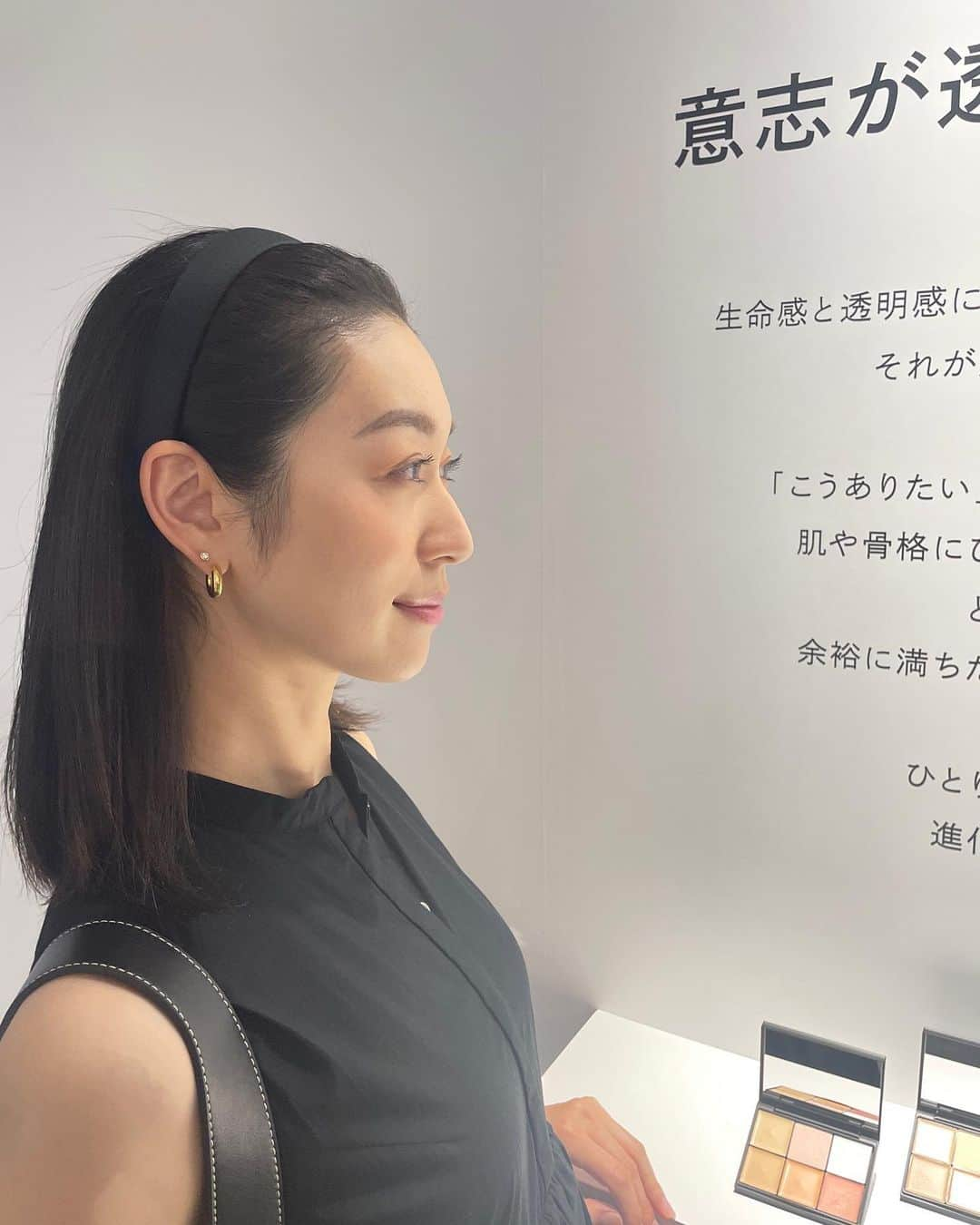 熊澤枝里子のインスタグラム：「・ @celvoke.jp  new product exhibition💄  デビュー時から時代を捉えた絶妙な色味と質感で、ファンなセルヴォーク。  新しいアイテムを使ってタッチアップしていただきました。 個人的には7月に発売の新色のリップ（写真5枚目、真ん中のリップ）が、ピンクに少し紫がかった色が絶妙に大人っぽく綺麗でとても好き🤍 塗ってもらったのもこの色です☺️ 新発売のコンシーラーもいろいろな用途で使えそう✨  あ、 note更新しました。 『こだわりの黒髪』 https://note.com/kumakofood/n/n3a960641e379 良かったら一読を✏︎  #makeup  #コスメ #note #こだわりの黒髪」