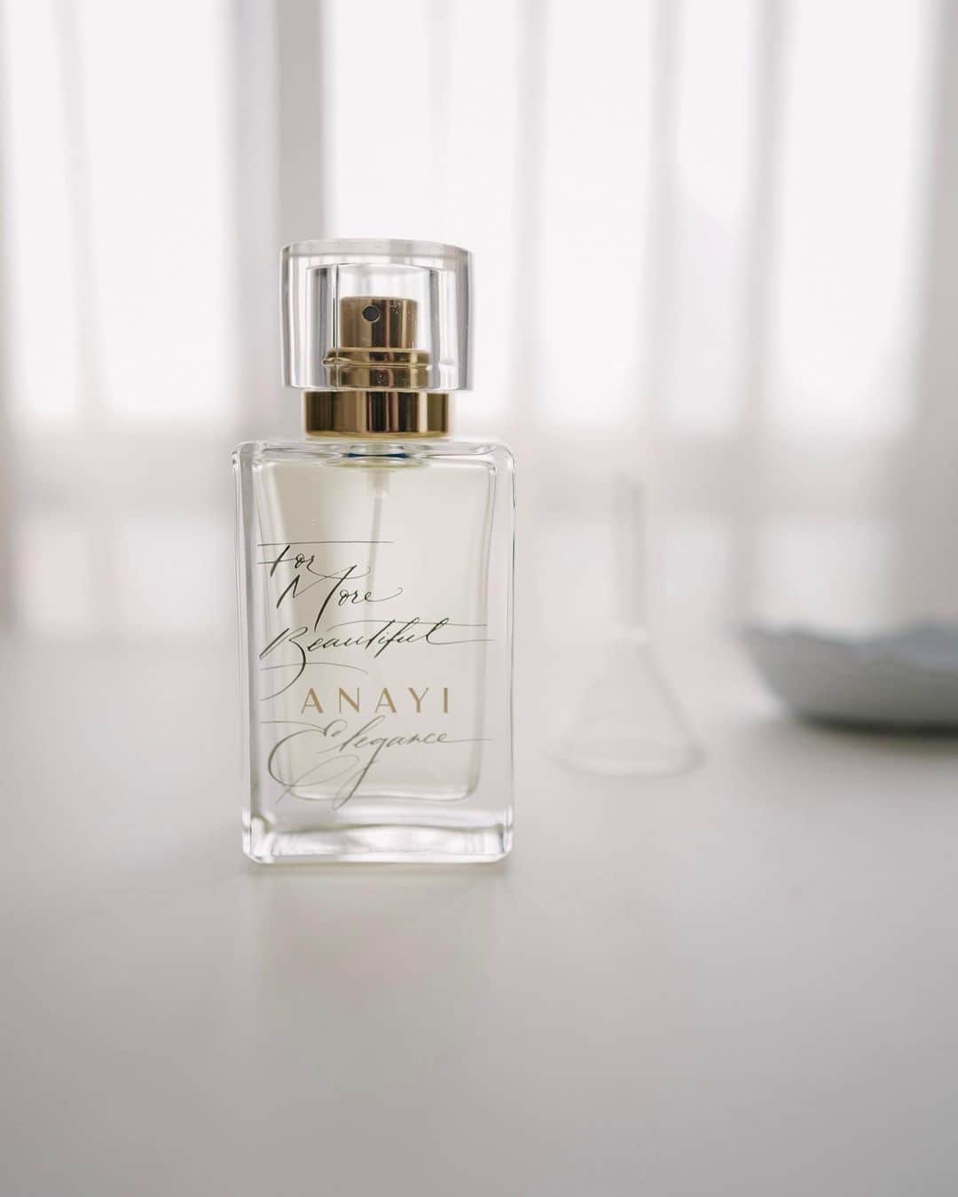 Veronica Halimさんのインスタグラム写真 - (Veronica HalimInstagram)「Limited edition perfume packaging design for @anayi_official   First Blend is a fragrance that combines a clear, refreshing citrus-herb with a slightly delicate and breezy floral nuance. It has a deep woody note that emerges when applied.  — #veronicahalim #calligraphystyling #モダンカリグラフィー　#ANAYI #アナイ #CalligraphyCollection #カリグラフィーコレクション #ヴェロニカハリム」5月19日 14時59分 - truffypi