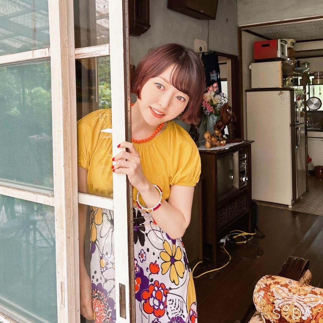 花澤香菜さんのインスタグラム写真 - (花澤香菜Instagram)「. いよいよ明日に迫ったライブ！ 久々に声出しOK状態なので楽しみ倍増です☺️💐 こちらは写真集みたいなパンフレットのオフショットです👽 #花澤香菜 #ドラマチックライブ」5月19日 14時59分 - hanazawa_kana.official