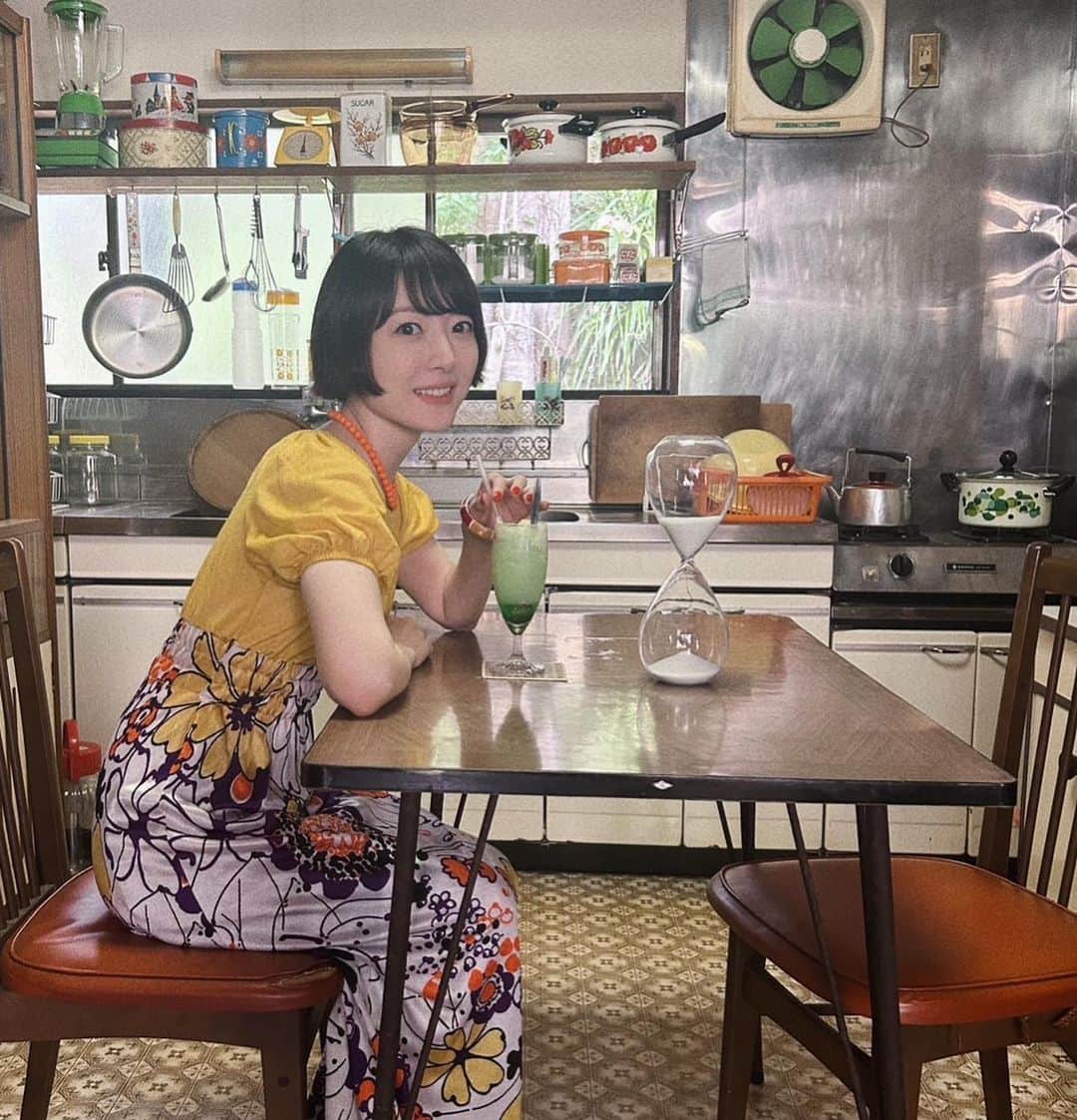 のインスタグラム：「. いよいよ明日に迫ったライブ！ 久々に声出しOK状態なので楽しみ倍増です☺️💐 こちらは写真集みたいなパンフレットのオフショットです👽 #花澤香菜 #ドラマチックライブ」