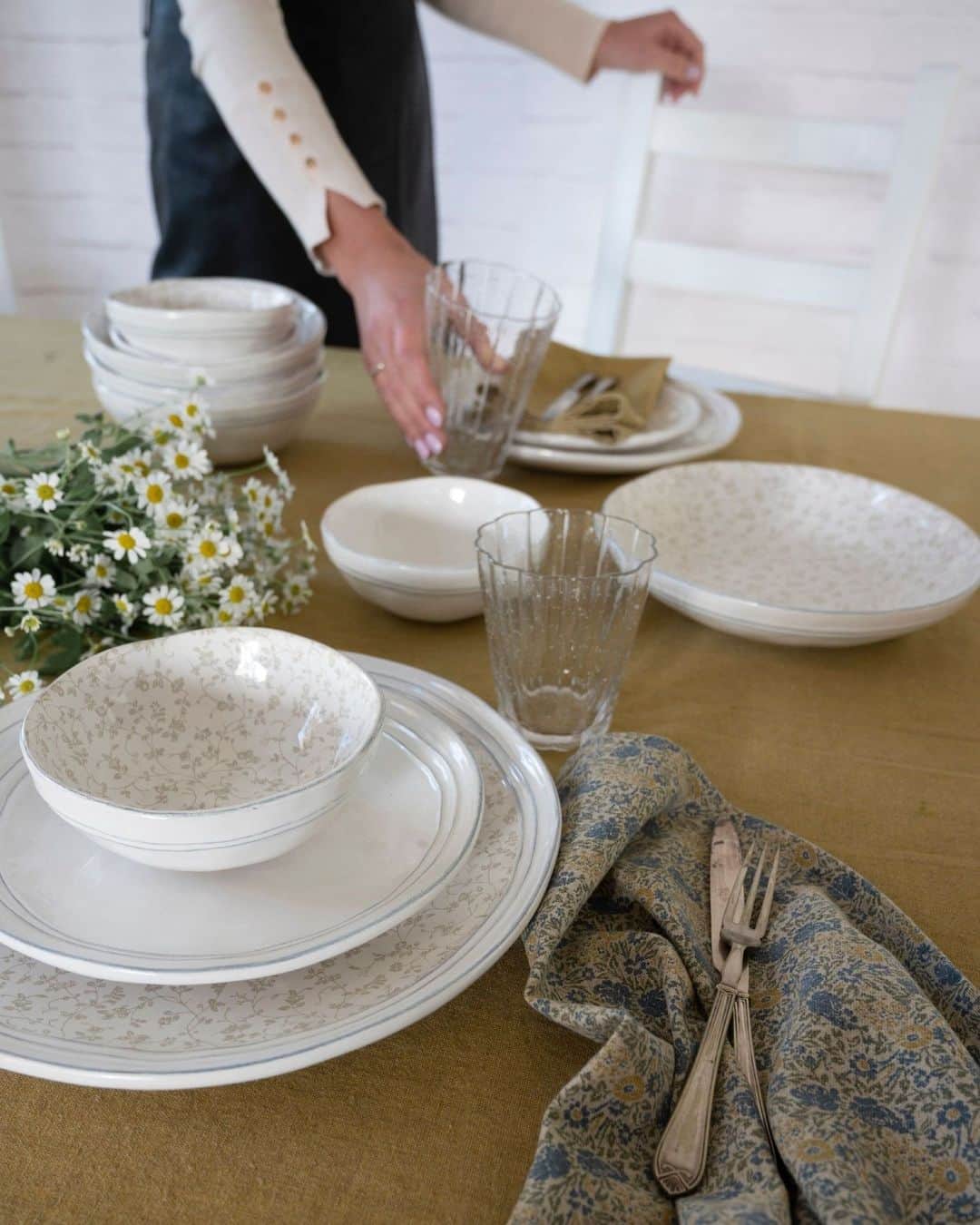 ローラアシュレイのインスタグラム：「Who is ready to host the first garden party of the season? ✨⁣ ⁣ Prepare a beautiful tablescape with our Artisan Collectables Dining range and pair it with charming cloth napkins adorned by iconic prints from the Laura Ashley archive.」