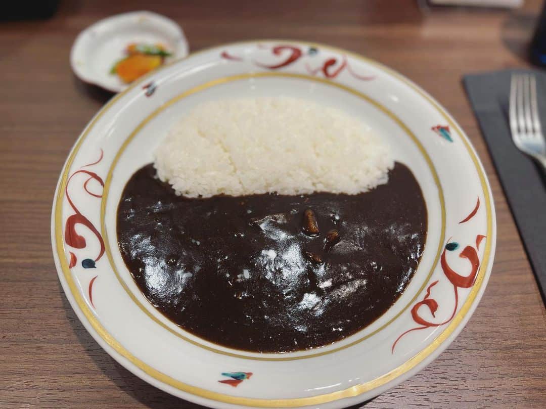 本田朋子のインスタグラム：「お久しぶりの東洋軒の松阪牛ブラックカレー。 深みがある味わいです。 三重や名古屋に行かずとも、東京駅で味わえる幸せ♡」