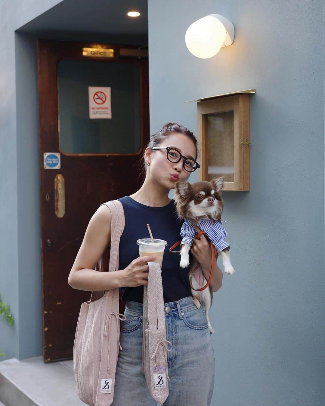 伊原葵さんのインスタグラム写真 - (伊原葵Instagram)「AOCODE🧡🐶  おnewのお気に入りバッグを使ってコーデしたよ✨  韓国発のライフスタイルブランド『JOSEPH AND STACEY』のアイコンバッグ、ラッキープリーツバッグ👜🤍  韓国で話題だよー🤫  プラスチックペットボトルをリサイクルした繊維を使っていて、環境にも優しい🌍  柔らかいけど、型崩れしない丈夫なニット素材で出来てて、わたしも荷物結構入れるけど問題なし🙆‍♀️  先日展示会にお邪魔して、たくさんカラバリもあるし、サイズ違いもあるから迷っちゃったー🥺  いくつかGETしたので、コーデや気分に合わせてチェンジ♡  この日は、 大きな方には自分のものを。 小さな方にはシェリーのものを。  ベージュにキラキラ合わせお気に入り🧚🏻‍♀️ SサイズとMサイズの2個持ちもオススメ💘  展示会で刺繍してもらって、AOI入りだよー☺️☺️ ポップアップなどの特別な機会では刺繍をすることができるみたい！！  コンパクトにもなるから、旅行の時にも✈️  先日の京都旅行でも大活躍だったし、これからたくさん使お〜♡  @josephandstacey_jp @mandassociates  #aocode #ootd #josephandstacey #ジョセフアンドステイシー #pr」5月19日 21時00分 - aoi186