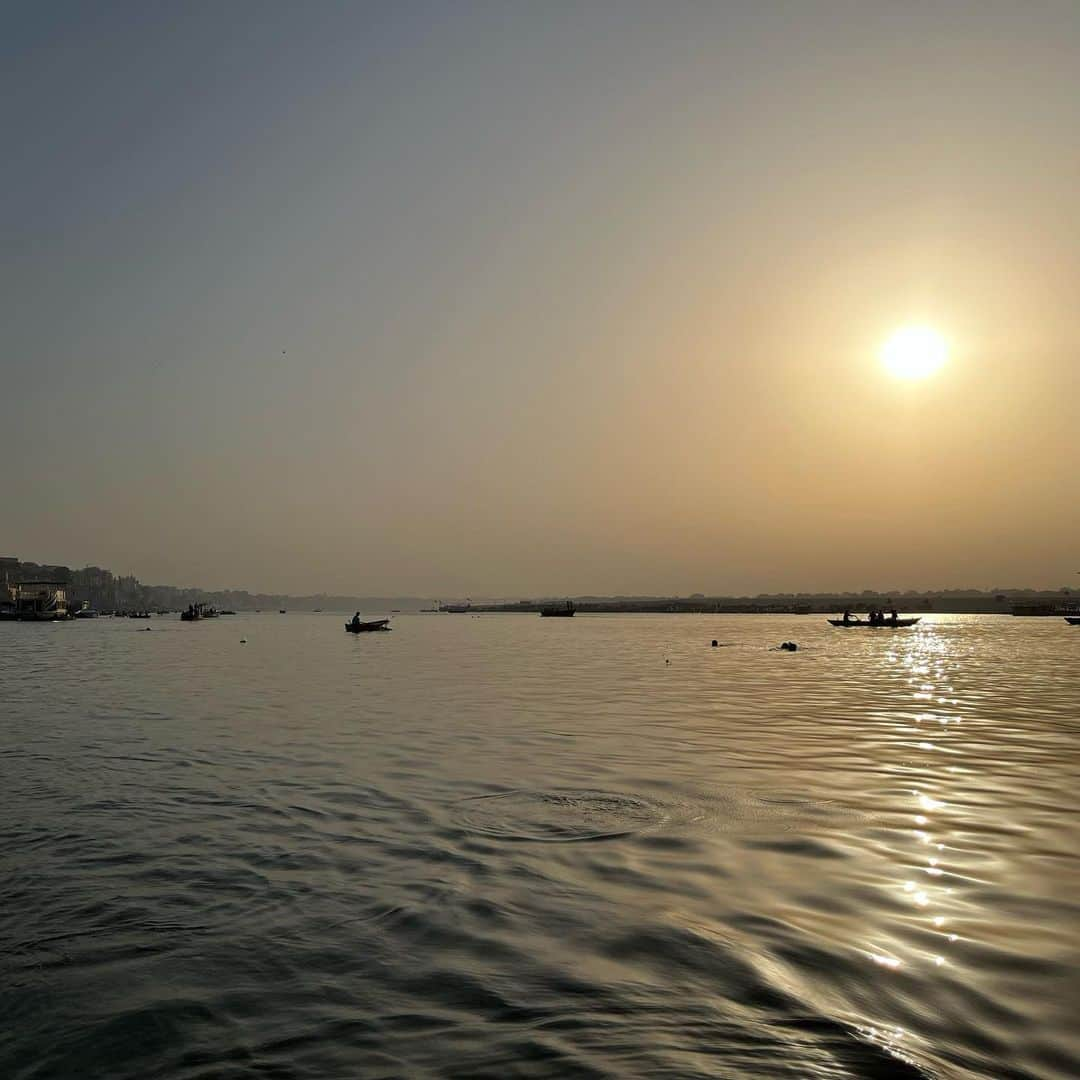 堀井美香さんのインスタグラム写真 - (堀井美香Instagram)「いきなりのインド旅行🇮🇳  海外旅行は得意でないので 難易度相当高いです。  ただただ旅慣れた人たちに付いていってる笑  デリー バラナシ アグラ」5月19日 15時11分 - horiimika2022