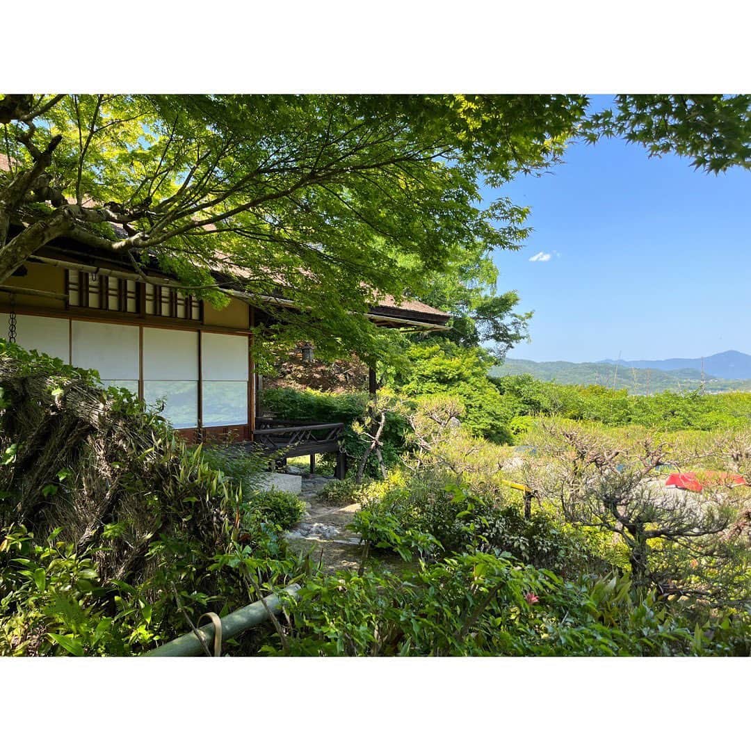 木下晴香さんのインスタグラム写真 - (木下晴香Instagram)「京都だより👘 ⁡ 先日、大河内山荘庭園に行ってきました。 ⁡ とても美しく 澄み渡った空間で、 心がスッと軽くなったことに感動していたら "大河内傳次郎という時代劇の名優が、30年の歳月にわたり、消えることのない美を求めて、こつこつと創りあげた庭園"との解説が。 ⁡ その文章を読んで、衝撃が走った感覚がありました。 美しさがこんなにも心を魅了するものだということ。 1人でこつこつと積み上げた努力が見る人の大きな感動や癒しに繋がっていること。 そしてそのこだわりよう。 私も生きていく上で大事したいなと思うものを目の前にバンっっと提示された感じがして、改めてその景色が心に沁み渡りまして🥹 ⁡ 京都に行く機会がある時は必ずここに寄りたいと思うような、運命かなと思うくらい心に響いた場所でした。 ⁡ ゆっくりと見て回って、最後に辿り着いた資料館。 ⁡ 「え…誕生日同じだ。」 大河内傳次郎さんも2月5日生まれだと知り やっぱり運命感じちゃった木下でした。 ⁡ 『藝の上手いといふも下手といふも、ほんの僅かの差である。 その差は決して技巧の差ではない。 その人の人柄からくる無技巧の差である。』 ⁡ そんな言葉を残されてるところも すごく好きです。 ⁡ 長文になっちゃった。 この場所との出会いに心から感謝します🙏 ⁡ 皆さんもよかったら行ってみてね🌿」5月19日 15時13分 - haruka_kinoshita_official