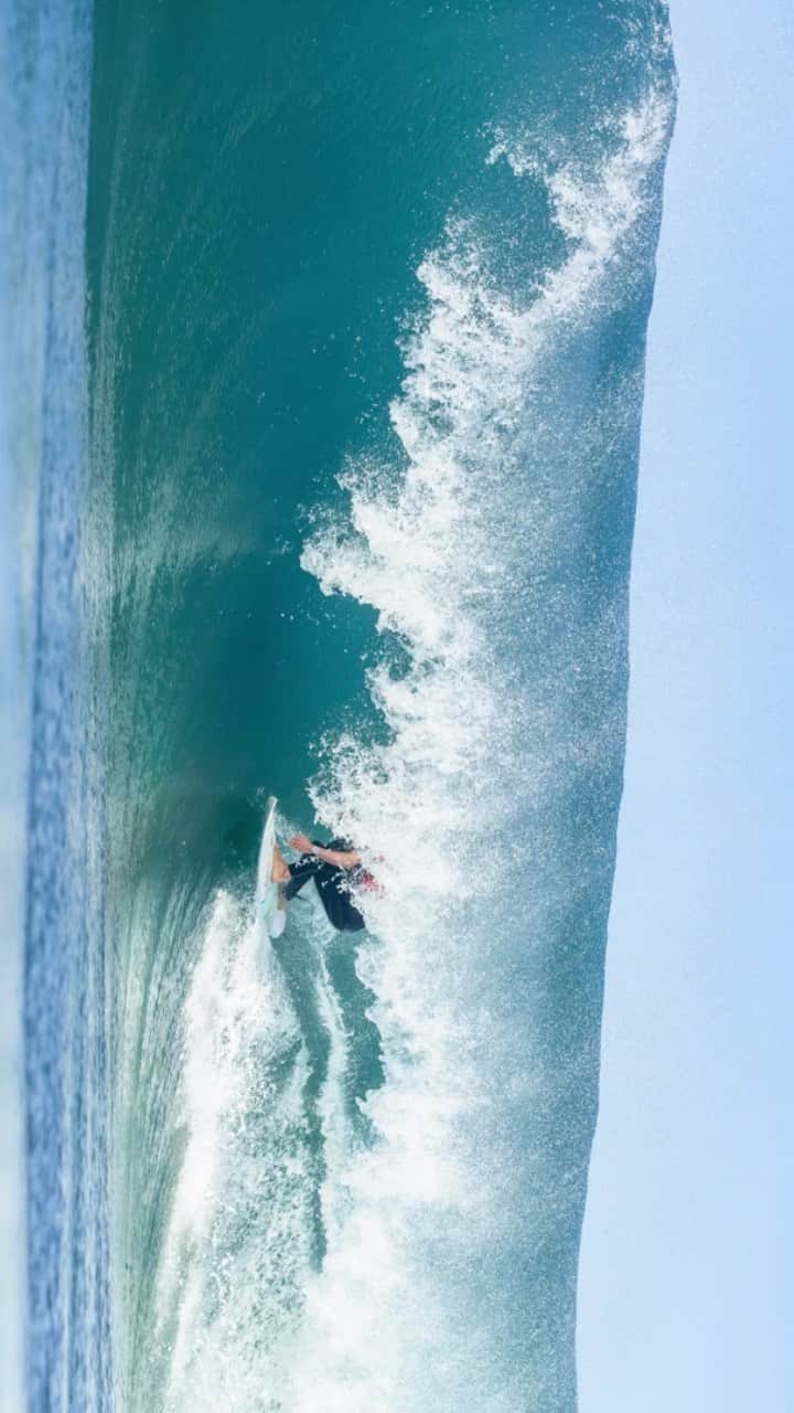 サリー・フィッツギボンズのインスタグラム：「Enjoying every minute of the opportunity to be in the jersey today @gwmaustralia @wsl #SydneySurfPro  ———- Powered by my team @boostaus @breitling @all.pacific  @gwmaustralia @harveynormanau @fcs_surf @devikaworld @almondbreeze @axxeclassic @tandcsurf @gpangsurf」