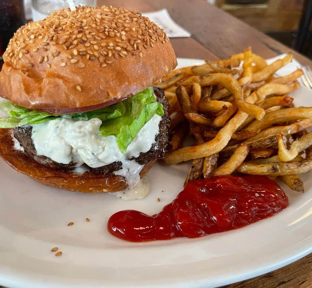 木原稔のインスタグラム：「ランチはブルーチーズバーガー🍔」