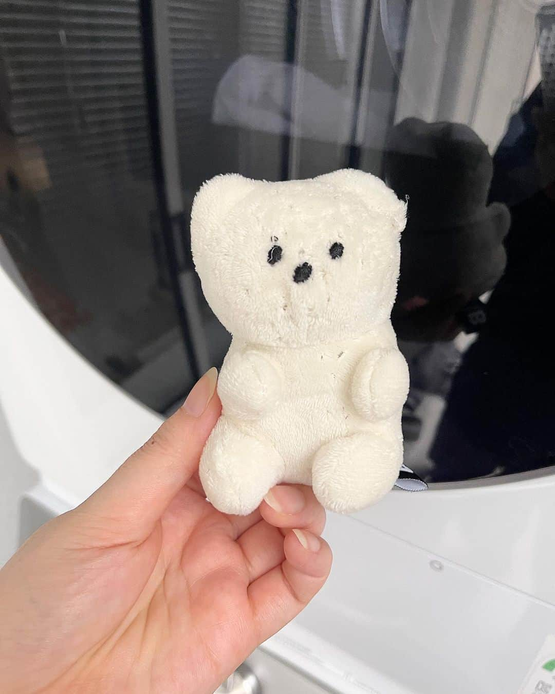 ギモさんのインスタグラム写真 - (ギモInstagram)「🐻‍❄️ 때가 꼬질꼬질했던 애착 인형을 세탁했어요. 욕실이며 베란다며 물고 다녀가지고 얼굴이 새캄했는데 세탁기 나오니까 다시 뽀얗ㅎㅎ  캣타워 위에 즘장님한테 가져다 줬는데 이침에 보니 현관 앞에 있었....🙊  #cat #tencho #점장님의애착인형 #구멍송송」5月19日 15時32分 - 1room1cat