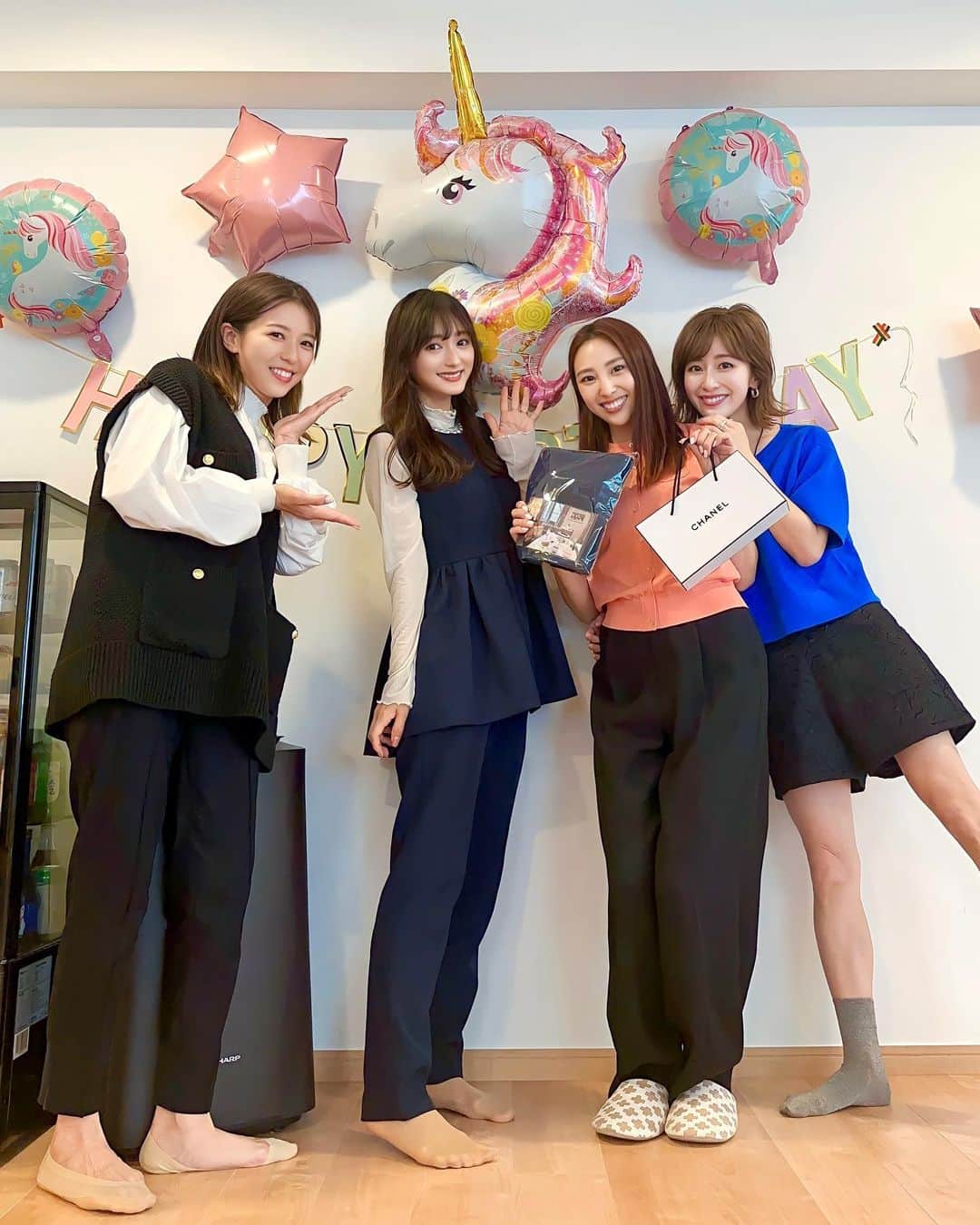 加藤瑠美のインスタグラム：「𝒉𝒂𝒑𝒑𝒚 𝒃𝒊𝒓𝒕𝒉𝒅𝒂𝒚🎂🎉🎈  子どもたちを送って隙間時間に朝活🧡🩷💙 お友達のお家にお邪魔しました✨ たくさん笑って楽しすぎた❣️ happyなママたち最高すぎる🥹🌈 皆パワフルで可愛くて面白くてパワーをもらえたよ😘🫶  #happybirthday #朝活 #年子育児 #東京ママ #年子ママ」