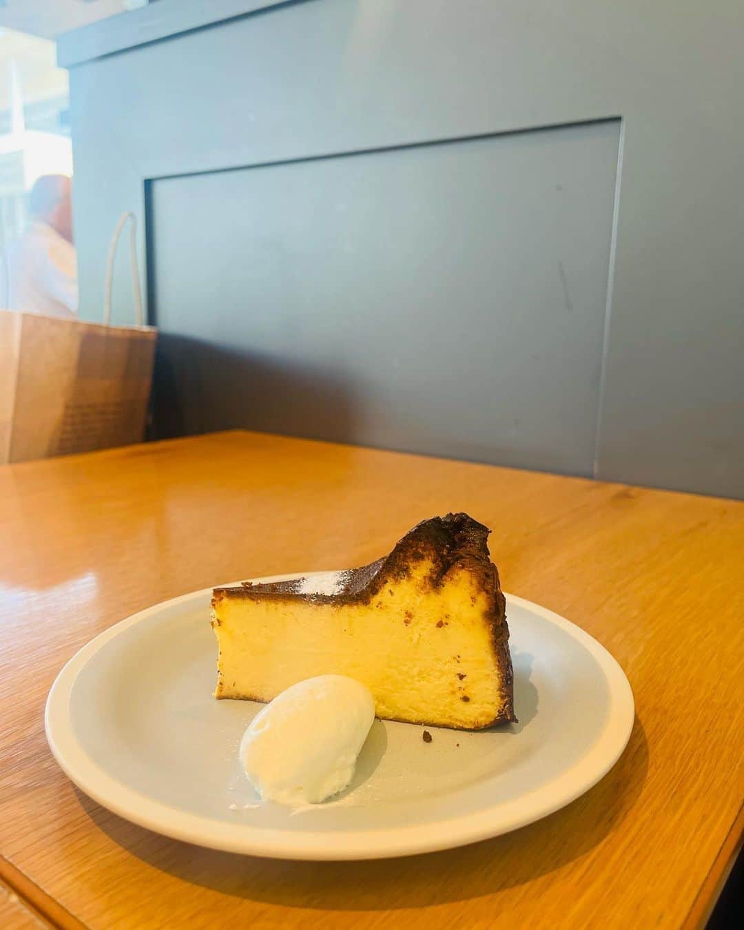沖玲萌さんのインスタグラム写真 - (沖玲萌Instagram)「cheesecake🧀🐭  美味しいチーズケーキと紅茶があれば自分の機嫌を取れる。」5月19日 15時40分 - remoni_oki