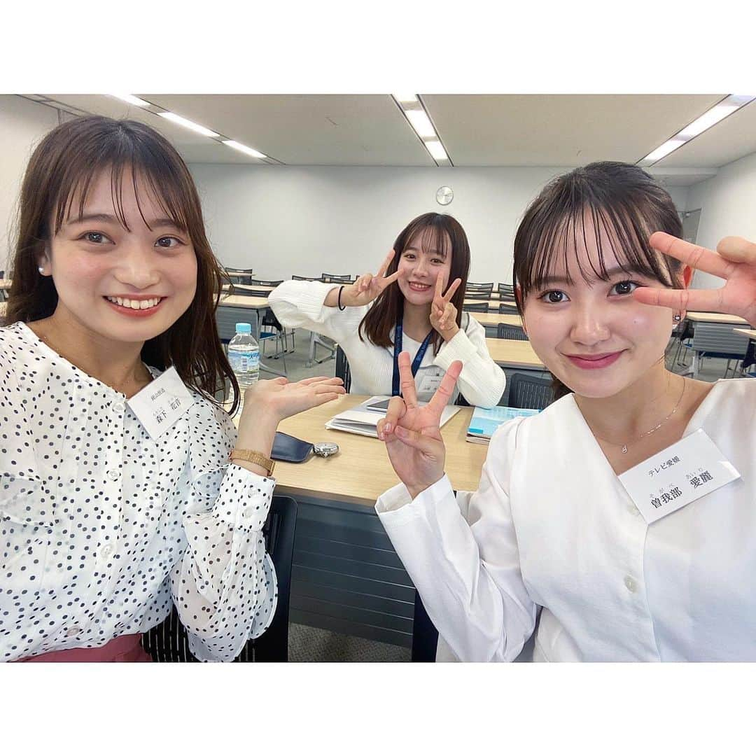 フジテレビアナウンサーさんのインスタグラム写真 - (フジテレビアナウンサーInstagram)「フジテレビ新人アナウンサーの東中健です！系列局の同期と共に研修に励む毎日ですが、ホッと一息する瞬間がお昼休憩。その様子をお届けします。  2枚目　 四川麻婆豆腐の辛さに苦しむ長尾アナとそれを見て爆笑する平良アナ。 (右・岡山放送、長尾龍希アナ/左・沖縄テレビ放送、平良匠アナ)  3枚目　 ほっこりする表情を見せる3人！ (右・テレビ愛媛、曽我部愛麗アナ/真ん中・鹿児島テレビ放送、山根美乃梨アナ/左・岡山放送、森下花音アナ)  4枚目 昼休憩で何かを溢してしまった？！岡山放送の佐藤樹理アナとそれを見つめる同期2人。  5枚目の写真は講師の新生剛士さんとの写真です！身体で音を鳴らすため、めいっぱい身体を動かして発声練習をしました！  #フジアナ研修中 #フジテレビ #新人アナウンサー #東中健」5月19日 15時36分 - fujitv_announcer