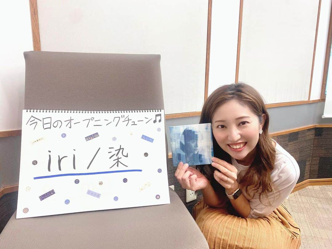 丸井汐里のインスタグラム：「✴︎ Date fm Sendaian Hot Music 今週もありがとうございました😃 ✴︎ 今日のオープニングチューンはiriの染(しみ)をお届けしました♪ @i.gram.iri  ✴︎ 昨日のライブがとにかく良かった……！ ✴︎ ニューアルバム・PRIVATEは、先日のインタビューでもお話がありましたが、日常に寄り添うような楽曲が収録された作品。 ✴︎ これまでよりも陽の要素が多いサウンド感なこともあって、ライブパフォーマンス・バンドアレンジも柔らかさが増した印象でしたし、照明も温かみのある色味が多く、iriさんの新しい一面が見られたように感じました✨ ✴︎ お客さんの声援の熱量に「泣いてまうわ」とひとこと。 ✴︎ それに応えるかのような躍動感・グルーヴ感のあるパフォーマンスで、会場も大いに盛り上がっていました！ ✴︎ ✴︎ ✴︎ 今週のチャートもiriのアルバム収録曲・Seasonが2連覇を達成🎊 ✴︎ この曲のイントロが流れ始めた瞬間の、お客さんの待ってましたという雰囲気で、会場の一体感がより高まっていましたよ！ ✴︎ これからライブ定番曲に育っていきそうな1曲です♫ ✴︎ フォトスポットで調子に乗って写真を撮りまくったので、一部を載せておきます笑 ✴︎ ✴︎ ✴︎ 先週のみゆなさんのコメントから爆誕した、新たなDJネーム。 ✴︎ 早速皆さん使って頂きありがたい限りです🙏 ✴︎ が、案の定長すぎて覚えられないとのお声も頂きましたので、改めて記しておきます。 ✴︎ DJミシュラン三つ星汐里姫。 ✴︎ DJミシュラン三つ星汐里姫、です。 ✴︎ 大事なので2回書いてみました。 ✴︎ ……自分で言ったり書いたりするのはやはり恥ずかしい😂 ✴︎ ともあれ、せっかくつけて頂きましたから、ちょいちょいアピールしていきたいと思います笑笑 ✴︎ ✴︎ ✴︎ チャートはDate fmの公式Twitterでツイート中！ ✴︎ 聞き逃した方は、radikoのタイムフリー機能でぜひチェックをー😆 ✴︎ ✴︎ ✴︎ #アナウンサー#フリーアナウンサー#ラジオパーソナリティ#丸井汐里#datefm#SendaianHotMusic#iri#フォトスポット#みゆな#新DJネーム」