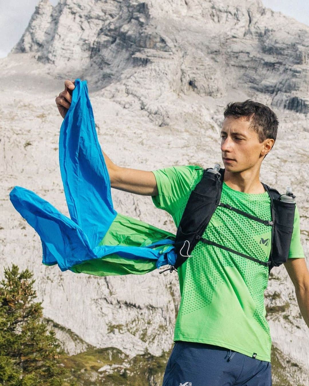 ミレーのインスタグラム：「♻️ The INTENSE 2.5L JACKET uses only one @pertexfabric® RevolveTM, which makes it ultra-light & waterproof and simplifies its end-of-life recycling.   Thanks to its own pocket storage system, you can bring this jacket everywhere and deal with the unexpected during your #trailrunning sessions.  UP FOR ANYTHING . . . #MILLET」