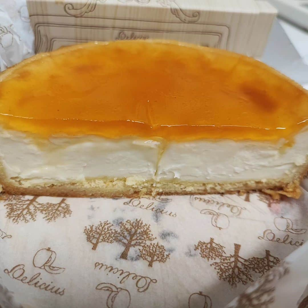 烏川耕一のインスタグラム：「今日のおやつ🍴  歴代１位のチーズケーキかも🤭  ワンホール全部食べたい😍  #烏川耕一　#よしもと新喜劇　#ひょっとこ　#おやつ　#チーズケーキ　#めちゃくちゃうまい　#またすぐ食べたい　#差し入れ待ってます」