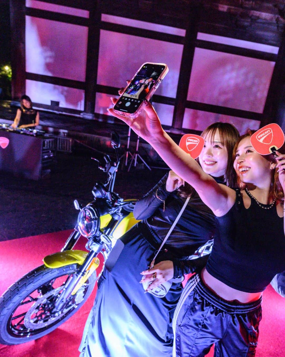 Ducati Japanさんのインスタグラム写真 - (Ducati JapanInstagram)「Ducati Brand Night in Kyoto開催（at 京都・東福寺）  スペシャルゲストの元GP ライダーでMotoGP解説者でもある宮城光氏を交えて、鏡割りを行いレセプションパーティーはスタート。  東京モーターサイクルショーで一般公開されたパニガーレV4Rをはじめ、ムルティストラーダV4ラリーやディアベルV4などの最新モデルに加え、今回日本初公開となる新型ドゥカティ スクランブラーアイコンが展示され、最新モデルが東福寺の境内に和風装飾ともに展示されました。  通常は決してバイクが入ることは無い「通天橋」にもPanigaleV2ベイリス、デザートX、ムルティストラーダV4Sが展示され、舞妓さんとともに写真に納める参加者の姿が多く見られました。  詳細はドゥカティ公式Webサイトからご覧ください。 #ducatibrandnight #ドゥカティいいじゃん #ドゥカティ #Ducati #Kyoto #京都 #東福寺 #通天橋」5月19日 15時39分 - ducatijapan