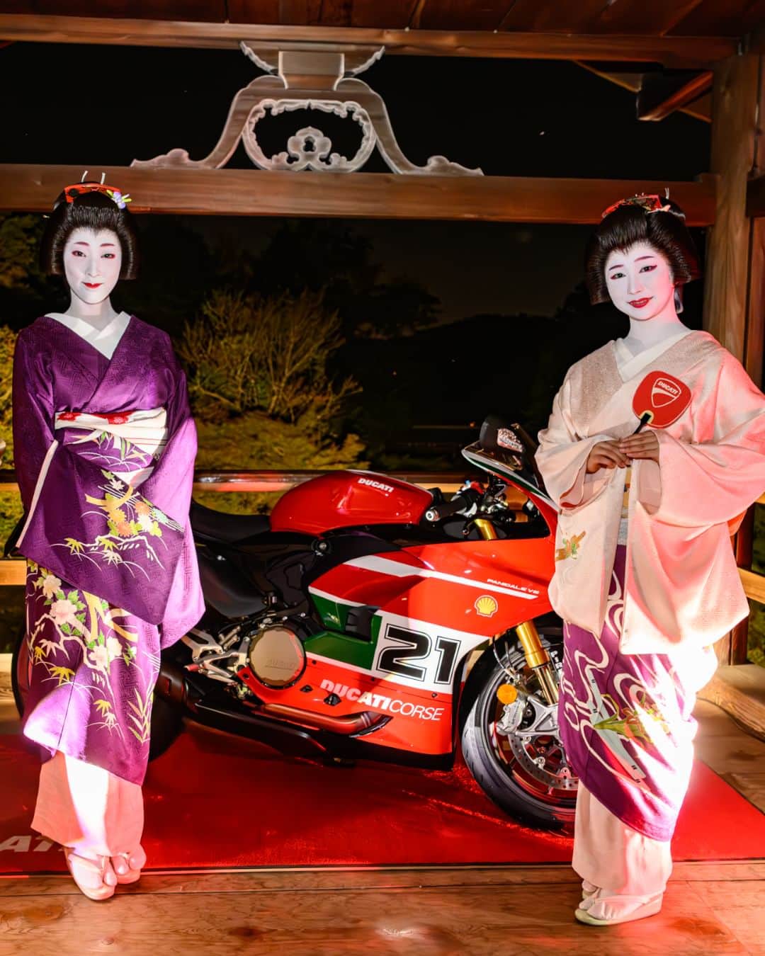 Ducati Japanさんのインスタグラム写真 - (Ducati JapanInstagram)「Ducati Brand Night in Kyoto開催（at 京都・東福寺）  スペシャルゲストの元GP ライダーでMotoGP解説者でもある宮城光氏を交えて、鏡割りを行いレセプションパーティーはスタート。  東京モーターサイクルショーで一般公開されたパニガーレV4Rをはじめ、ムルティストラーダV4ラリーやディアベルV4などの最新モデルに加え、今回日本初公開となる新型ドゥカティ スクランブラーアイコンが展示され、最新モデルが東福寺の境内に和風装飾ともに展示されました。  通常は決してバイクが入ることは無い「通天橋」にもPanigaleV2ベイリス、デザートX、ムルティストラーダV4Sが展示され、舞妓さんとともに写真に納める参加者の姿が多く見られました。  詳細はドゥカティ公式Webサイトからご覧ください。 #ducatibrandnight #ドゥカティいいじゃん #ドゥカティ #Ducati #Kyoto #京都 #東福寺 #通天橋」5月19日 15時39分 - ducatijapan
