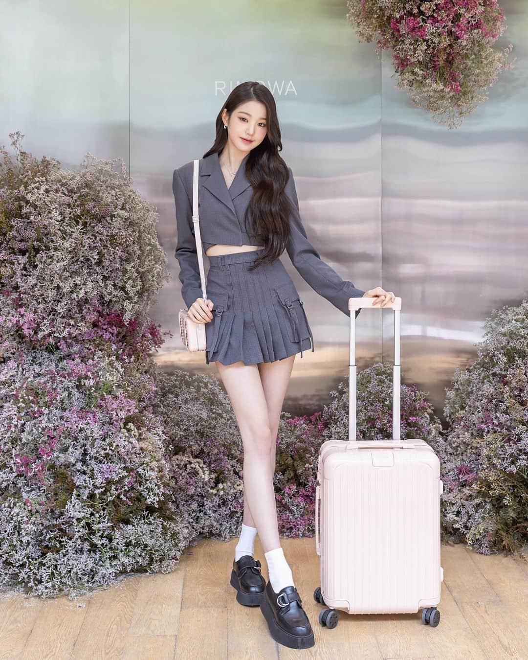 IVEさんのインスタグラム写真 - (IVEInstagram)「#광고 #리모와 #RIMOWA @rimowa  #IVE #아이브 #アイヴ」5月19日 15時47分 - ivestarship