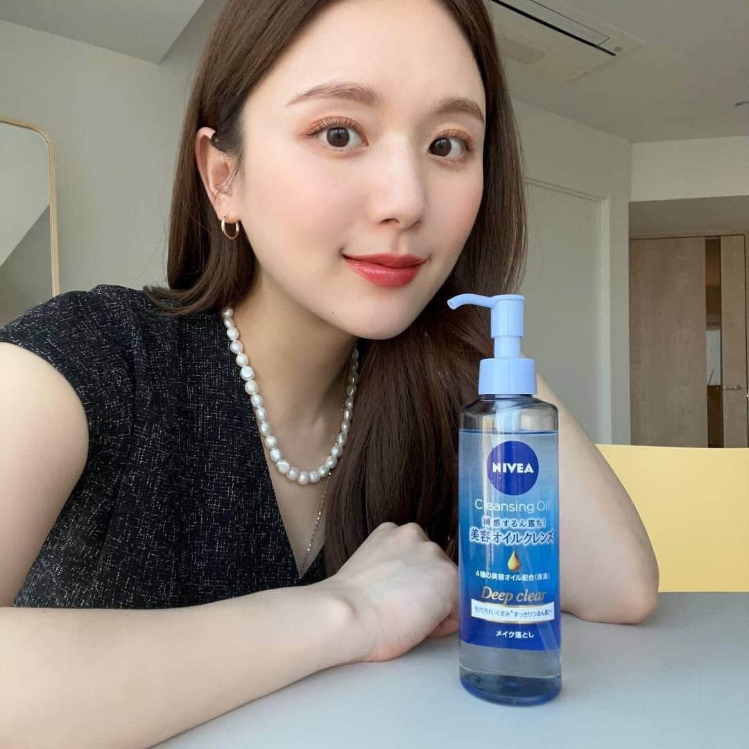 ひよんのインスタグラム：「🚿🧼  毛穴汚れも濃いメイクも素早く落とせる ニベアのクレンジングオイル ディープクリア💖 一気に落とせるから疲れてメイク落としが面倒な日には 本当にありがたい🥺✨  私は日頃から濃いメイクをするわけじゃないけど、 1番の肌悩みの毛穴の汚れがすっきりするし、 洗い上がりがつっぱり感がないから、 毎日使いたくなるアイテム😆！  テクスチャーもさらっとしてて肌の上で スルスル馴染んでくれるから 肌への負担も少なくて済んでる気がする💓  最近のお気に入りアイテムでした☺️👏  #ひよん #ニベア #nivea #美容オイルクレンズ #メイク落とし #瞬感するん落ち #PR」