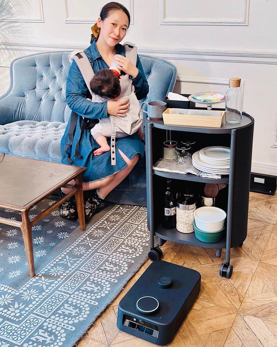のインスタグラム：「home robot nice🤖✨✨ this robot does a good job(*^◯^*) Clear the dishes and carry the utensils🍽💖 @kachaka_jp #スマートファニチャー #kachaka の 発売を記念した特別ワークショップへ参加したよ(〃ω〃) すごい\(//∇//)\ お皿を片付けたり、荷物を運んでくれたり #ママの味方 だ😭  ワークショップでは実際家でどうカチャカを使用するか、部屋の間取りを考察してからシュミレーションしてみたよ(⌒▽⌒) 20キロまで耐久できて棚も3段ぐらいまでいけるから そばに置いときたくはないけど毎日使うものって結構あるから、とても便利だと思った(=´∀｀) 小さい子がいるとなかなか楽器練習とかもできないから カチャカにアコギを持ち運びしてもらいたいなぁと思っちゃった♪(´ε｀)  家族は誰も言うこと聞いてくれないから これからはカチャカに甘えたいと思いますwww  #ドタバタ育児  #二児のママ #2児育児 #赤ちゃんのいる暮らし #3歳男の子 #3歳差育児 #二児の母 #二児ママ #ママシンガー #二児育児 #2児ママ #2児のママ #赤ちゃんのいる生活　 #ねえカチャカ #カチャカ #スマートファーニチャー #PR」