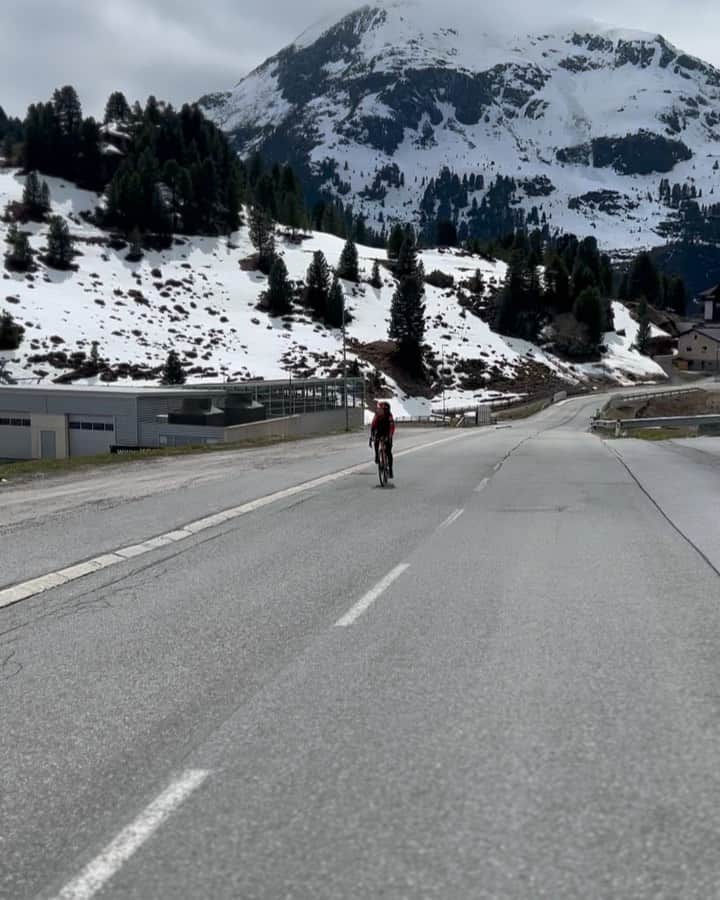 與那嶺恵理のインスタグラム：「Tirol 🇦🇹 Here I am🫶🏻 . . Let’s get started training in Tirol for my summer(stage race) season !! Still snow ⛄️on the top where I stay but good condition at the bottom along the valley 🧡  . . #今日のエリさん　#HumanPoweredHealth」