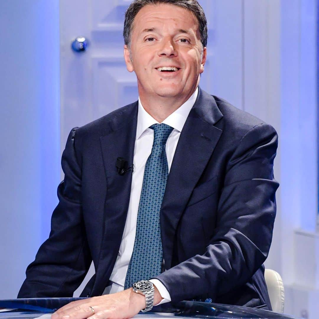 マッテオ・レンツィのインスタグラム：「Il mio editoriale per Il Riformista di oggi   Tornate con la mente a cinquanta giorni fa, primo aprile. Non è un pesce. Di ritorno da una missione americana mi accingo a correre la Maratona di Milano. Ma a San Siro c’è Inter Fiorentina e vado a vedere la partita.  A sorpresa vincono i Viola, in trasferta, con un gol nella ripresa di Jack Bonaventura. La mia gioia è incontenibile e mi metto a fare quello che si fa in questi casi: prendere in giro gli amici tifosi nerazzurri. Sia di persona sia via whatsapp. E ben tre amici, tutti e tre molto conosciuti nel loro settore di competenza, mi rispondono piccati. “Senti, mi sta anche bene aver perso con voi questa partita purché serva ad esonerare l’allenatore, Simone Inzaghi. È tutta colpa sua, la squadra non va”. Perché vi racconto questo aneddoto apparentemente insignificante? Perché sono passati quasi cinquanta giorni. E l’Inter in questi cinquanta giorni non ha esonerato Inzaghi. Anzi. Inzaghi è celebrato dalla tifoseria perché ha recuperato punti e posizioni in campionato, perché ha raggiunto la finalissima di Champions contro il Manchester City e la finalissima di Coppa Italia contro la Fiorentina. I miei tre amici sono diventati fan di Inzaghi: eliminare in semifinale il Milan per loro vale quasi quando uno scudetto. Voi direte: perché questo aneddoto? Perché in questi cinquanta giorni c’è la storia della stagione interista, certo.  Ma c’è anche e soprattutto una lezione di vita, anche per i politici. Non solo per gli sportivi. -> continua su ilriformista.it o in bio」