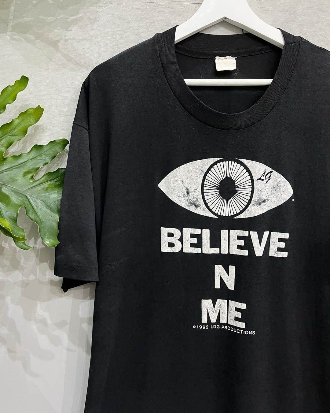 ジャムルのインスタグラム：「1992's　I BELIEVE N ME ¥17000+tax(18700) . JAMMRUでは昔から密かに集めている「目」をモチーフにしたグラフィックTシャツ。  こちらはシンプルなメッセージTシャツながら、 「 I 」と「 EYE 」を掛けたグラフィックが秀逸な1枚です！！  探すと意外と少ない「目」がモチーフのグラフィックTシャツが市場での人気も高くオススメの1枚です！！ .  WEB SHOPに入荷しております。 是非ご覧ください。 jammru.com  #お問い合わせはお電話で承ります #jammru#jammru_tee#vintagetshirt #vintagetee #osaka  #fashion  #streetstyle  #streetfashion  #vtg  #vintage  #used  #usedclothing  #古着 #古着屋 #ファッション #70s #80s #90s」