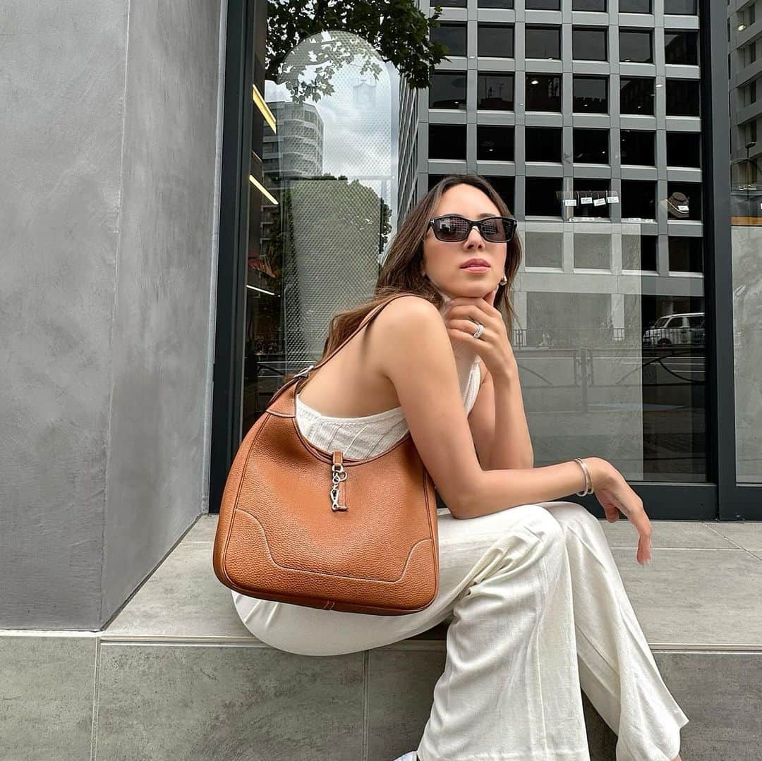 道端アンジェリカのインスタグラム：「大好きなヴィンテージショップ @814_theboutique でみつけたHERMES👜 形といいサイズといい全て完璧✨ あんまり人とかぶらないのもいい🥹💞  ヴィンテージのショップって掘り出し物があったり、ヴィンテージ感がまたオシャレだったりで、大好きなの☺️ CHANELのヴィンテージもたくさん持ってる🤭👜✨  @814_theboutique はかわいいヴィンテージたくさんでオススメ💖 ジュエリーもたくさんおいてあって、お店をみてるだけでも楽しいよ✨💎✨」