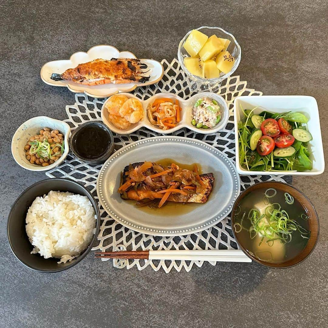 姫野れみさんのインスタグラム写真 - (姫野れみInstagram)「先日の #石毛家の食卓 🩶 🧑🏿‍🦱と娘が大好きな南蛮漬けは我が家の定番メニュー。 人参、ピーマン、パプリカ、玉ねぎ、えのきなど 冷蔵庫にある野菜をたっぷり使って作っています🫶🏻  🐟#鮭の南蛮漬け 🦐#有頭海老開きグラタン 🥕#切り干し大根 🫛#ツナと枝豆のサラダ 🦐#海老マヨネーズ 🥗#ベビーリーフサラダ 🫔#納豆 🌊#もずく酢 🍚#白米 🍲#豆腐とわかめとネギのお味噌汁 🥝#キウイ」5月19日 16時10分 - remi___08