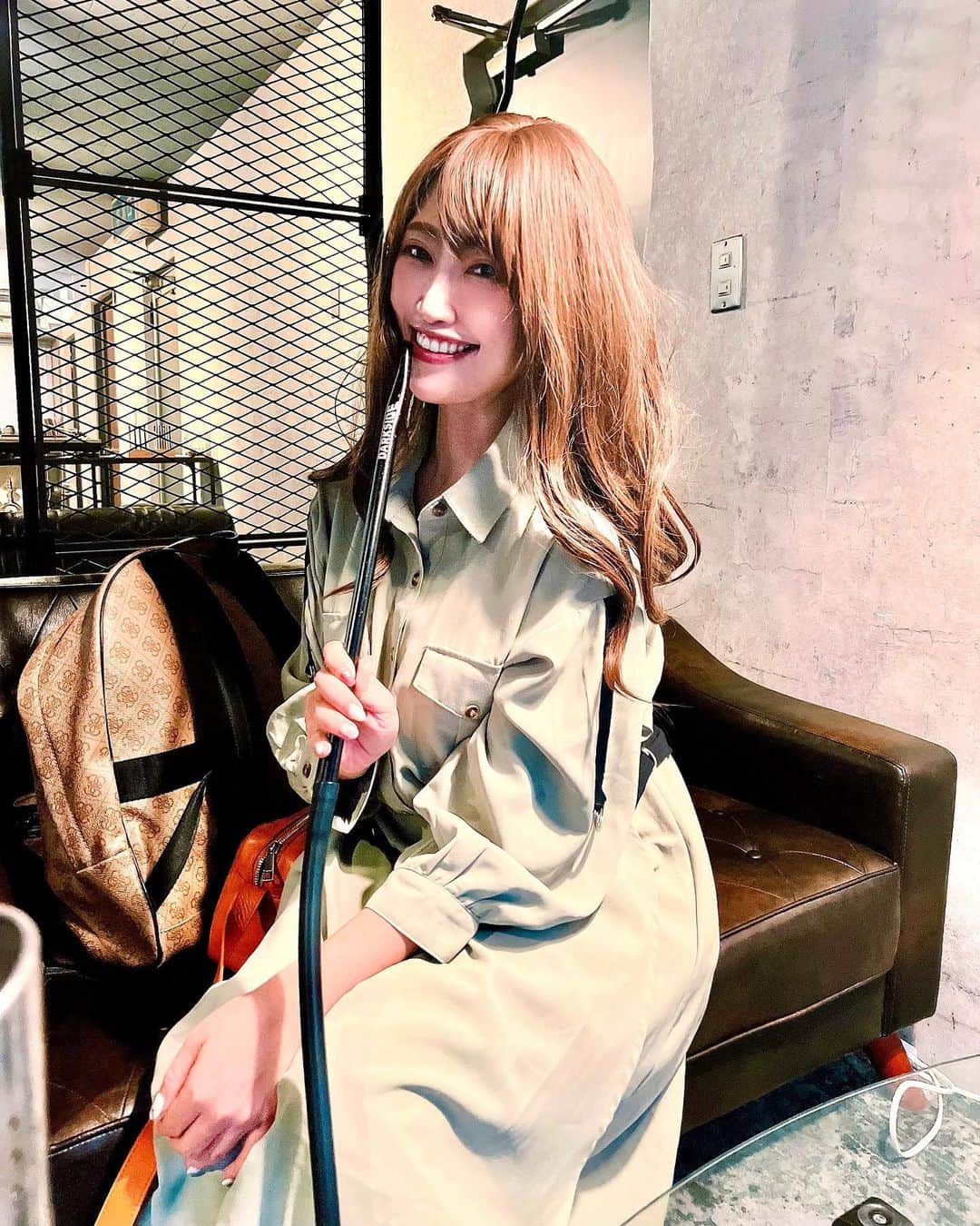 のインスタグラム：「早速昨日購入した美顔器を使ってみた✨　@belega_official   顔の筋肉が常にキュッて上がる感じがめちゃいい！ 普段顔の表情とか意識しながら人に会うから口角もちゃんとキュッとなってて、今日も笑顔いっぱいでいれそうです✨  素敵な商品に出会えました✨ 全然宣伝とかじゃなくて普通に購入しただけなんだけど、 タグ付けしたら使い方だったり案内をスタッフの方が親切にDMくれて嬉しくなりました✨  昨日ストーリーのアップしたシーシャやさんはここどこですか？ と連絡くれた方もいてなんかそれも嬉しくなりました✨ @bro_shisha_studio   シーシャに興味がある方はスクールとかもやっているようなので良かったら是非行ってみて聞いてみてくださいね❣️  いつもいい自分でいたいし、 周りの方にもいつもいい自分でいて欲しいので 可愛くなれたり気分があがるものはみんなにも伝えたいなっ✌️  #dj #djyurina #美容 #美顔器 #ems #エステ #シーシャバー #シーシャ #shisha #自分空間」