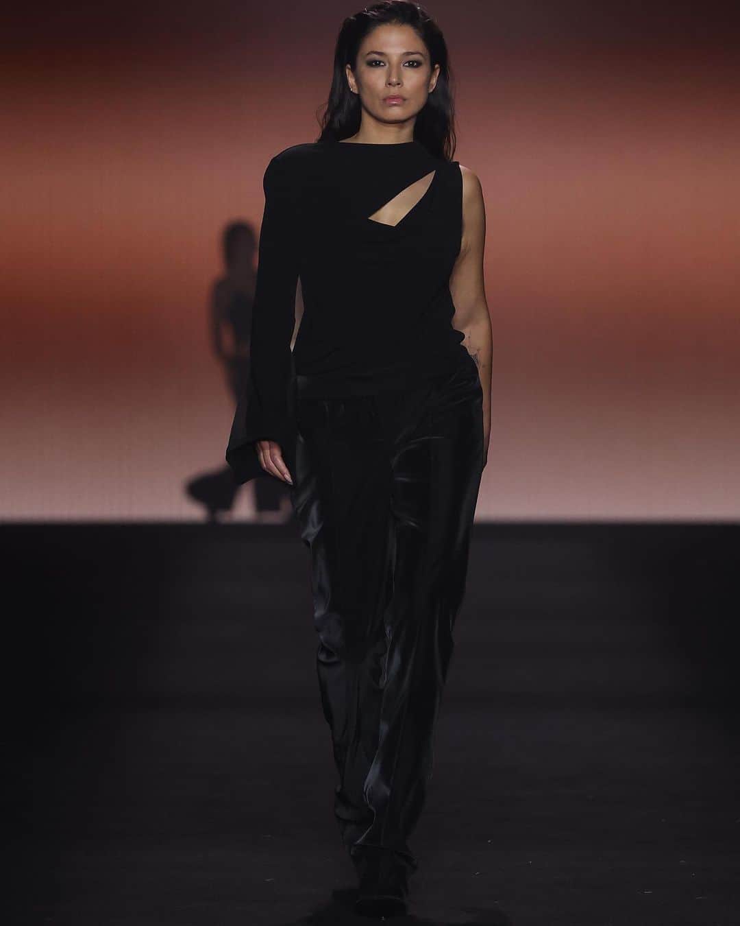 ジェシカ･ゴメスのインスタグラム：「Thank you Cue for having me walk in your first ever AAFW show. @cueclothingco #cuepartner @afterpayau 👽」