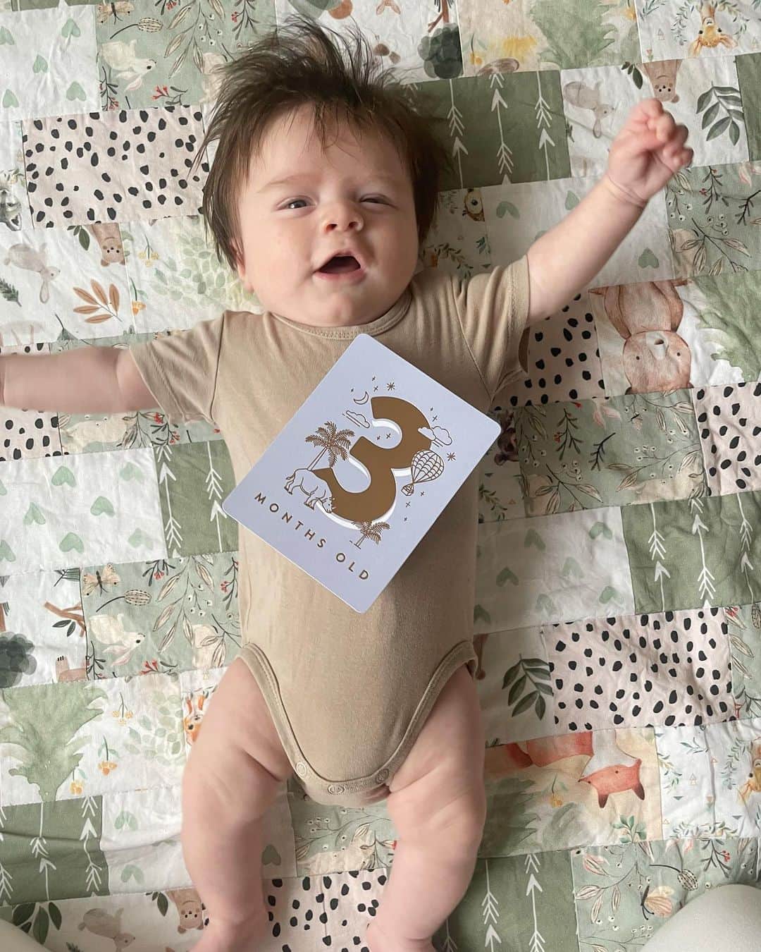 サンドバーグ直美のインスタグラム：「Baby Lou is 3 month old today🥹  #100日祝い #3months」