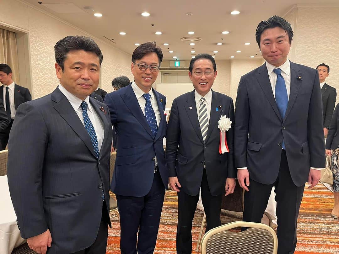 大西宏幸さんのインスタグラム写真 - (大西宏幸Instagram)「一昨日、岸田首相が率いる宏池会の政経パーティー『宏池会と語る会』が開催され、参加してまいりました。  コロナ規制の緩和にともない、4年ぶりに他派との連携も確認できる場となりました。  新しい変化の時代を乗り越え、日本の国益のため、国民の幸せのために、総裁派閥の一員として私も励んでまいります。  #大西宏幸 #大阪1区 #前衆議院議員 #元防衛大臣政務官 #元内閣府大臣政務官 #東成区 #天王寺区 #浪速区 #中央区 #西区 #港区」5月19日 16時22分 - hiroyukionishi