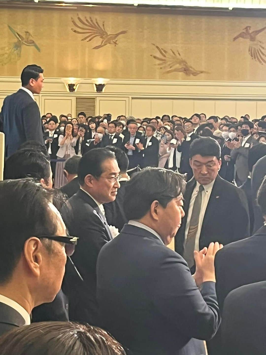 大西宏幸さんのインスタグラム写真 - (大西宏幸Instagram)「一昨日、岸田首相が率いる宏池会の政経パーティー『宏池会と語る会』が開催され、参加してまいりました。  コロナ規制の緩和にともない、4年ぶりに他派との連携も確認できる場となりました。  新しい変化の時代を乗り越え、日本の国益のため、国民の幸せのために、総裁派閥の一員として私も励んでまいります。  #大西宏幸 #大阪1区 #前衆議院議員 #元防衛大臣政務官 #元内閣府大臣政務官 #東成区 #天王寺区 #浪速区 #中央区 #西区 #港区」5月19日 16時22分 - hiroyukionishi