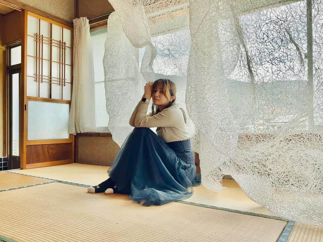 寺本愛美さんのインスタグラム写真 - (寺本愛美Instagram)「撮影 チビ美 * 家族旅行の時 娘のチビ美カメラマンが撮ってくれた写真です。 スマホをかして と言い何枚も何枚もたくさん撮ってくれました。 そしてなかなか上手(#親バカ) 「顔は下に 手をこういうかんじ」と 指示もしっかりだしてくれました。 * そんな娘4歳になりました。 * #子供カメラマン#キッズカメラマン #無人駅の芸術祭」5月19日 16時28分 - terami0128