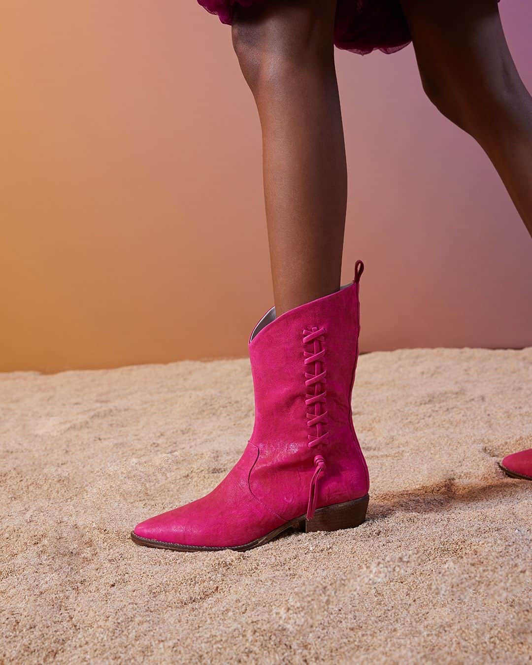 エンリーベグリンのインスタグラム：「The new Texan boot old iron, in fuxia calfskin with leather lining and insole, is dynamic energy for your stylish look.  Shop now - tap or click link in bio #HenryBeguelin #SS23 #instafashion #instastyle #womensfashion」