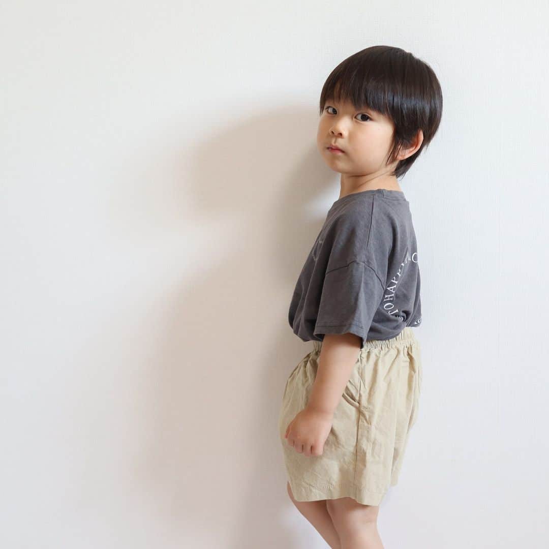 こども達をラブリーにさせる韓国子供服ですー☀のインスタグラム：「. ☑ summer short pants . . . 夏にはもっぱらショートパンツ派の方に おすすめのアイテムです👏 . . . リネン入りのコットン素材で 夏に快適に履けるパンツです。 ベーシックな3カラーで シンプルコーデに使えます♪ . . モデルのそーくんが着用してる ハート型のロゴTシャツが おかげさまで大好評につき 品切れが続出しています。 再入荷待ちなので今しばらく お待ちくださいませ。 お待たせして申し訳ございません！ . . . 他にも続々と新作入荷しております。 ぜひチェックしてみてください♪ . . . . model @so_mama0702 95cm、15kg tops charcoal bottoms beige Msize . Thank you so much. . . ,,,,,,,,,,,,,,,,,,,,,,,,,,,,,,,,,,,,,,,,,,,,,,,,,,,,,,,,,,,,,,,,,,,  size：80-120cm color：3colors ,,,,,,,,,,,,,,,,,,,,,,,,,,,,,,,,,,,,,,,,,,,,,,,,,,,,,,,,,,,,,,,,,,, . . . . . . . . . . . . . . . #韓国子供服 #マリンキャッスル #キッズTシャツ #サマーパンツ #女の子ママ #男の子ママ #こども服 #ベビー服 #こどものいる暮らし #保育園着 #幼稚園着 #コドモノ #おしゃれママさんとつながりたい #夏コーデ #韓国こども服 #産休 #育休 #夏ファッション #marinecastlewear #ナチュラルコーデ #韓国ファッション #2023summer #プチプラコーデ #赤ちゃんのいる暮らし #ボトムス #23夏アパレル #kids #マリンキャッスルコーデ」