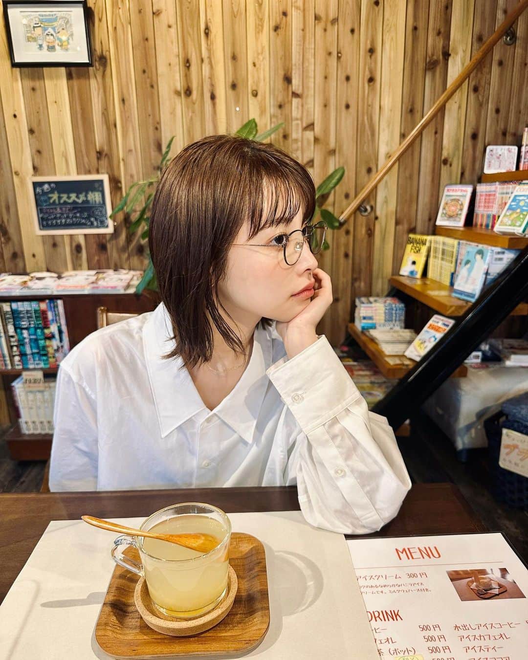 JU!iEさんのインスタグラム写真 - (JU!iEInstagram)「Coffee and books on a rainy day」5月19日 16時31分 - julie_official6881