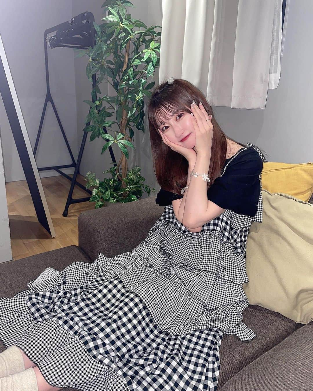 葵井るきのインスタグラム：「👗 ふりふりのシルエットが可愛すぎてこの前一目惚れして買ったキャミワンピ🤍🖤 こーゆうワンピースほんとに好きなんだよね♡楽ちんだし可愛いし、、今年の夏も沢山キャミワンピ着ちゃおーっと🫶🏻  #メリジェニ #ワンピース #ワンピースコーデ#キャミワンピ #merryjenny #merryjennyコーデ #ootd  #followme #instalike #instagood #fashion #ootd #instagood #instalike #followme #code」