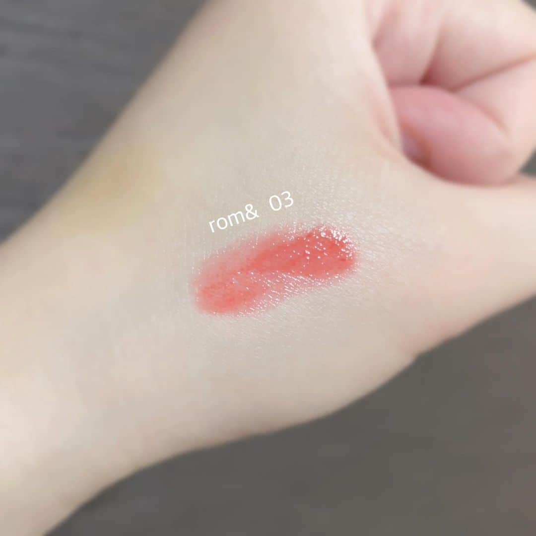 小澤しぇいんさんのインスタグラム写真 - (小澤しぇいんInstagram)「韓国コスメリップ💄レビュー  人気のリップ達✨ パーソナルカラー1stイエベ春2ndブルベ夏の私から使用してみた感想。本気でレビューしてみました！ぜひ参考にしてみてね💕  《HERA センシュアルフィッティンググロウティント126》 強めの青みピンクだからブルベさん向け！イエベさんが使うとちょっと浮いて見えるかも。結構強めのカラーなのでグラデーションで内側に塗るのも可愛い♡ 塗りすぎると若干ベタっとした感はあるかも。ティントなんだけどそんな強く残らないから綺麗に落としたい人は楽！ →ブルベ夏、ブルベ冬 《LAKA フルーティーグラムティント114》 オレンジっぽいレッドだから真っ赤が苦手な人でも使えそう。若干ブラウンぽい感じ?イエベさんに良いかも！ティントだし、色持ちも良い！ツヤ感がすごいのにベタつき感がないから他の色も含め、今一推しのリップ！！唇プルプルで可愛いって友達に褒められました♡ →イエベ春、イエベ秋 《LAKA フルーティーグラムティント109》 淡いピンク色。ブルベもイエベも使えそうな色！淡い色だけど発色がすごくいいので、このまま色が唇に発色する感じ！塗り方色々変えてみたら見え方違うかも！これもベタつき気にならずとてもうるツヤになるので唇プルプルになれます♡ →イエベ春、ブルベ夏 《rom&  グラスティングメルティングナイト03》 最近話題のリップバーム。コーラル系のピンクだからイエベ春の私にはピッタリな色♡リップバームだから乾燥した唇はすごく保湿されます！塗り心地少し重たく感じる人もいるかもしれない…。私は唇が乾燥しやすくて荒れやすいので、とても良かったです！ティントではないからティント苦手な人に良いかも。 →イエベ春  #HERA#LAKA#romand#おざこす#韓国コスメ#韓国コスメレビュー#韓国コスメリップ#コスメ#リップ#コスメ」5月19日 16時40分 - 1217_shane