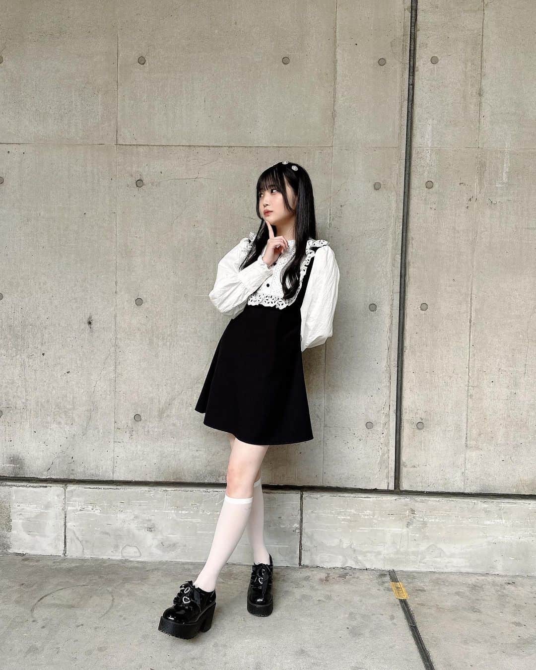 佐藤美波のインスタグラム：「🖤  ひさしぶり投稿になっちゃった！！ お話会の時のお洋服です♡ お人形さんぽいというかこれが俗に言うフレンチガーリーというやつなのか、、！？ このワンピース可愛くてお気に入り☺️ : :  #treatyourself #フレンチガーリー #フレンチガーリーコーデ #お話会  #fashion  #coordinate」