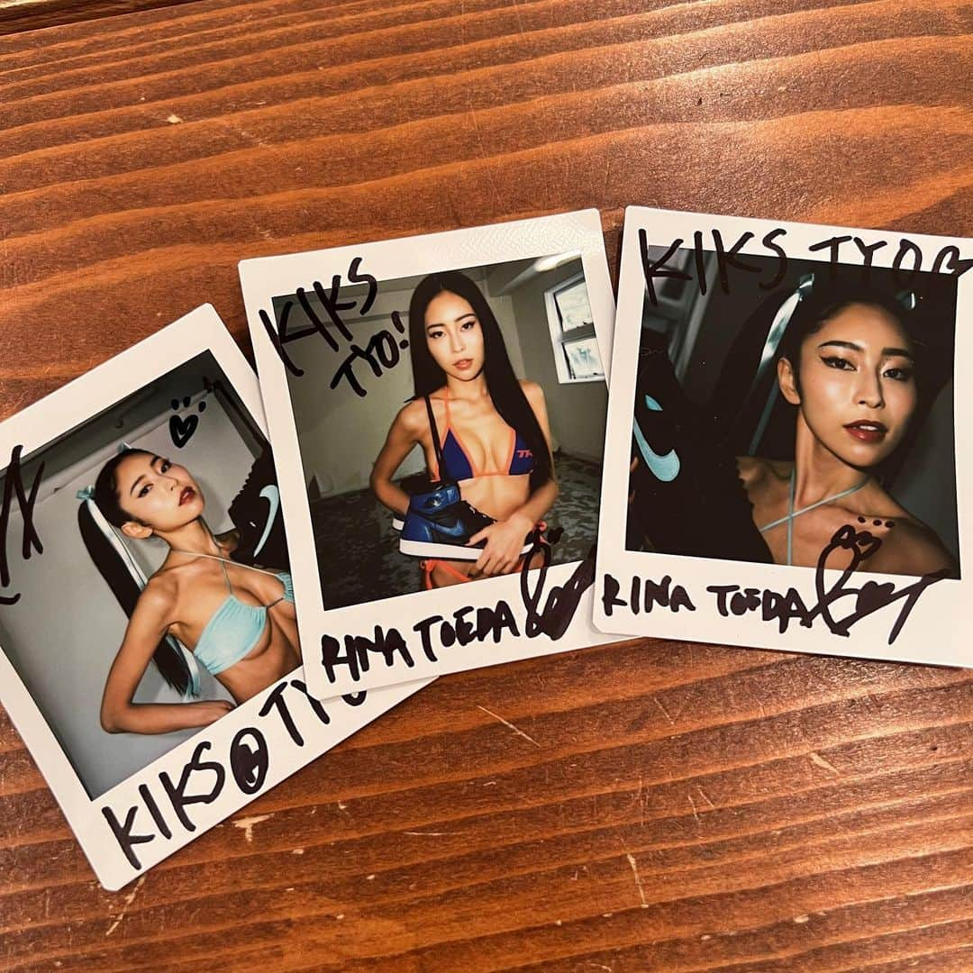 KIKSTYOさんのインスタグラム写真 - (KIKSTYOInstagram)「. KIKS GIRLS TEEに新作が登場!!! 今回のモデルには、RINA TOEDAさんを起用。 2014年にグラビアモデルとしてデビュー。1st DVDがAmazonランキングで4週連続1位という快挙を成し遂げる。 華々しいデビュー後にはグラビアのみならずバラエティーやドラマ、映画などに数多く出演しSide boob princessの愛称で活躍。 その後海外にも拠点を置き世界中から注目を集める存在に。 現在はモデル、クリエイターとして活動している。 美しいボディーラインや彼女の芯のある性格を知り今では女性ファンも増加中。  PrincessからQueenに成長した彼女の今後の活躍にも注目していきたい。  抽選で3名様にサイン入りチェキをプレゼント致します。先着順ではありませんので、ご了承下さい。 注）こちらの商品は予約商品となっております。 注）予約商品のため、注文後のキャンセルはお断りさせて頂きます。  注）画像はサンプルです。インクジェットプリントの為、実際とは若干異なる場合がございます。 受注期間 2023年5月19日(金)～2023年5月28日(日)までとなります。 発送は2023年6月下旬となります。 予約商品のため、到着日のご指定は頂けません。 . New KIKS GIRLS Tees featuring RINA TOEDA online now at kikstyo.com (Japan) and kikstyoshop.com (International). . #kikstyo #kiksgirls #rinatoeda #logotee #aj1 #airjordan1 #royal #niketalk #igsneakers #sneakerheads」5月19日 17時00分 - kikstyo