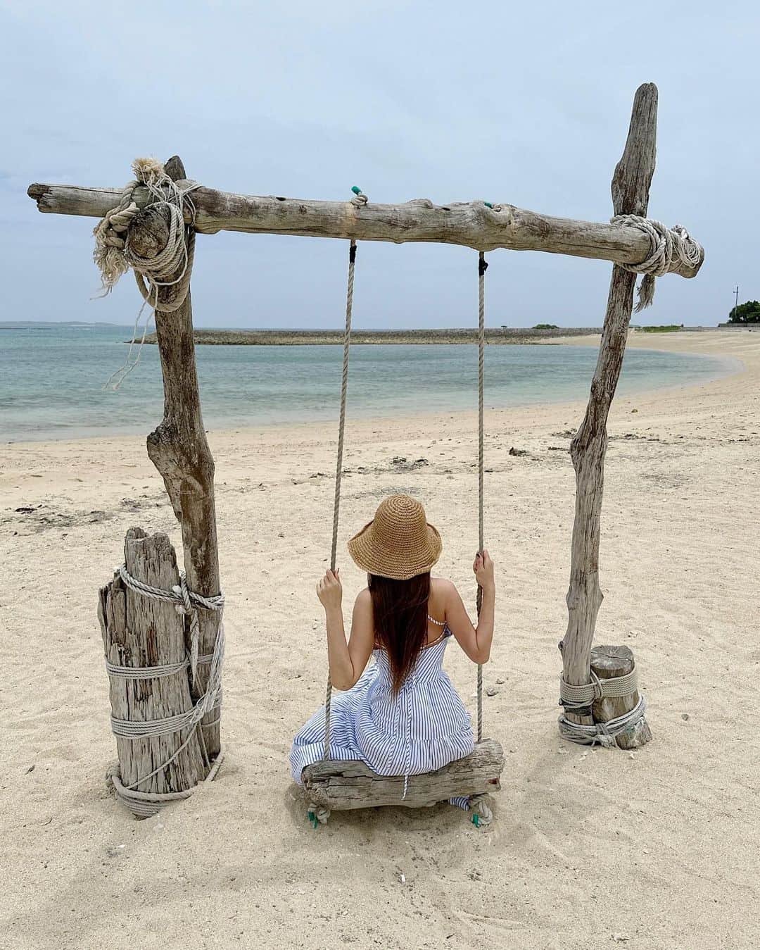 AIさんのインスタグラム写真 - (AIInstagram)「海を見ながら、黄昏れブランコ🩵 ＊ ＊  #沖縄 #南城市 #あざまサンサンビーチ #ブランコ #砂浜ブランコ #インスタ映えスポット #あいにくの曇り空 #強風 #強風と戦う」5月19日 17時00分 - ai.0909.ai