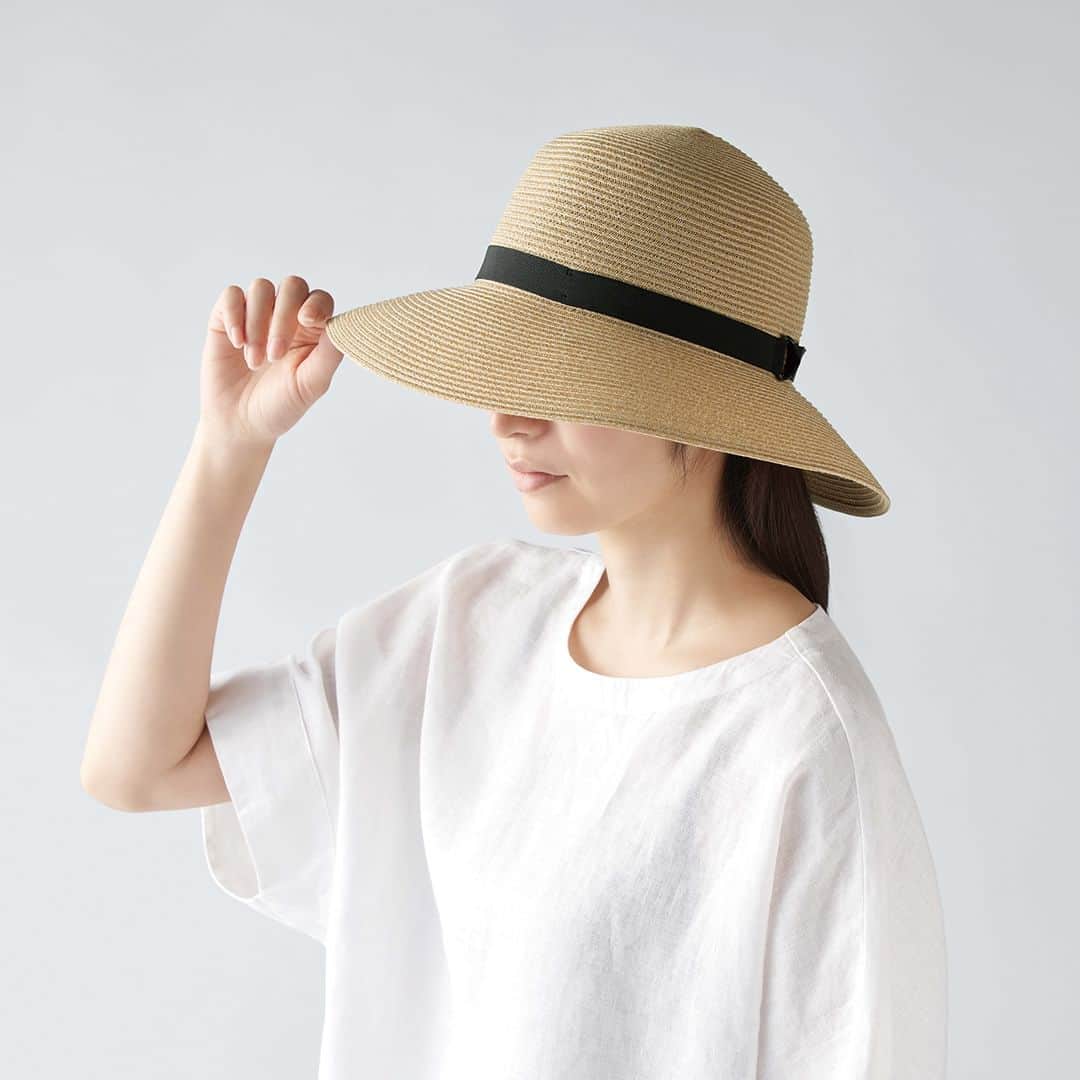 無印良品さんのインスタグラム写真 - (無印良品Instagram)「帽子やサングラスを上手に使う｜身にまとうUVカット - ちょっとしたお出かけのときでも、紫外線対策を欠かさずに。  帽子やサングラス、アームカバーなどは、かさばらないので手軽に持ち運べます。  つばの広い帽子を選ぶと、紫外線対策になるだけでなく、熱中症対策にも有効です。 紫外線から目を守るサングラスは、紫外線の約99％をカットできると言われている「UV400」タイプのものを。 アームカバーを使えば、車や自転車の運転時に日焼けをしやすい腕の紫外線対策に。  他にも、さっと羽織れるストールなどUVカット機能の付いたアイテムを多数取り揃えています。 - #無印良品 #MUJI #紫外線対策 #UVカット #帽子 #サングラス #アームカバー」5月19日 17時00分 - muji_global