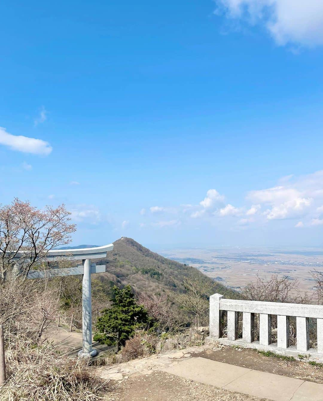 田中碧さんのインスタグラム写真 - (田中碧Instagram)「【新潟レポ再開⑤弥彦山】 ⁡ ロープウェイが楽しいのはもちろんなんだけど... ⁡ 奥宮（御神廟）からの絶景は ほんとうにほんとうにすばらしいです😭✨ 山！田んぼ！海！ そりゃ何食べてもおいしいわけだ💓 ⁡ ⁡ #新潟旅行 #新潟 #弥彦 #弥彦神社 #弥彦山 #弥彦山ロープウェイ #奥宮 #絶景 #絶景スポット #田中碧」5月20日 18時00分 - aoi.tanaka.0523